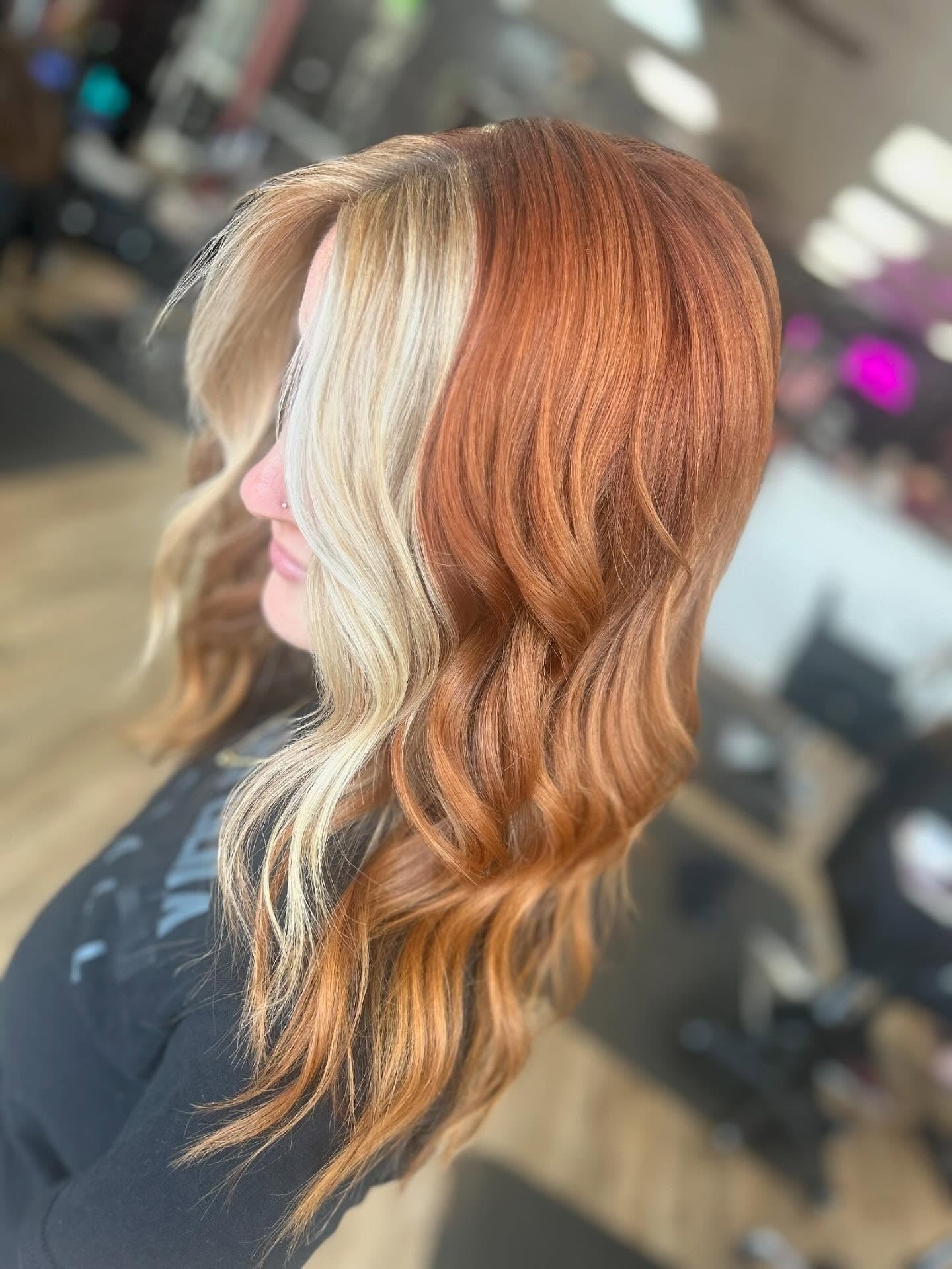 7. Tangeriner- und Vanille-Zwei-Ton-Wellen (Kupferhaar mit Highlights)