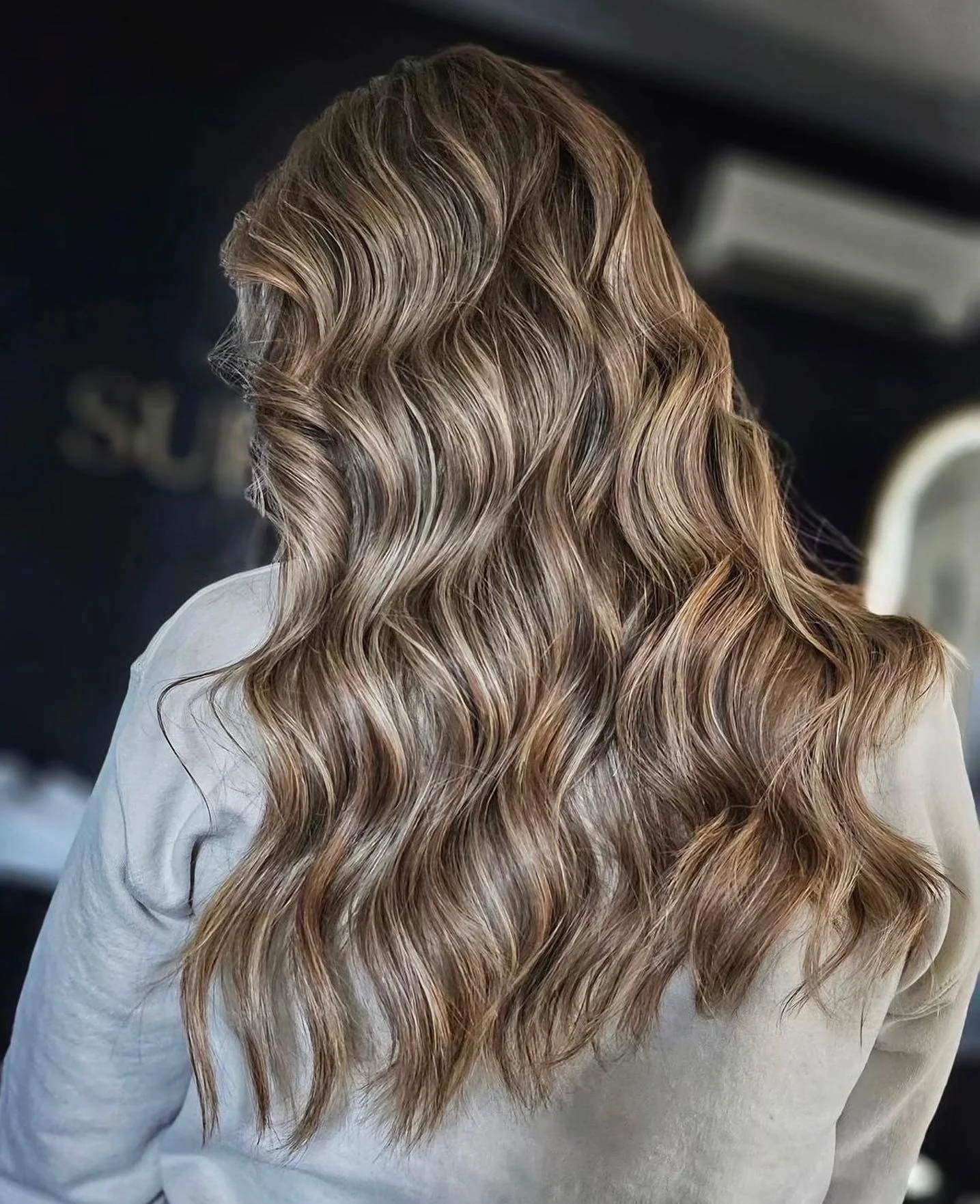 7. Taupebraunes Balayage mit Cool-Tone-Lift (braunes Haar mit Highlights)