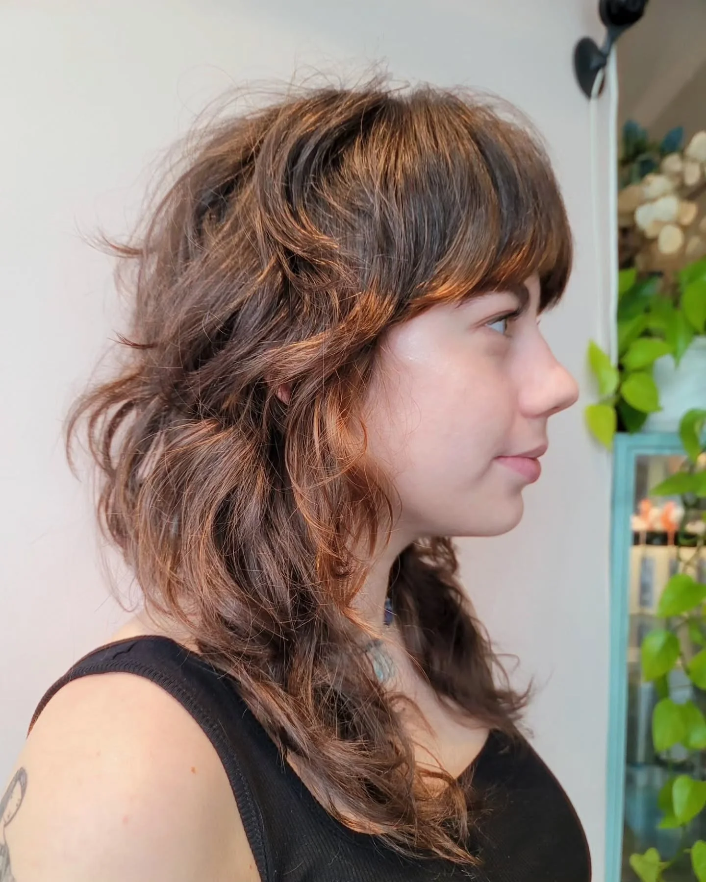 7. Strukturierter Auburn Shag mit gebogenen Schichten (mittellange, zottelige Haarschnitte)