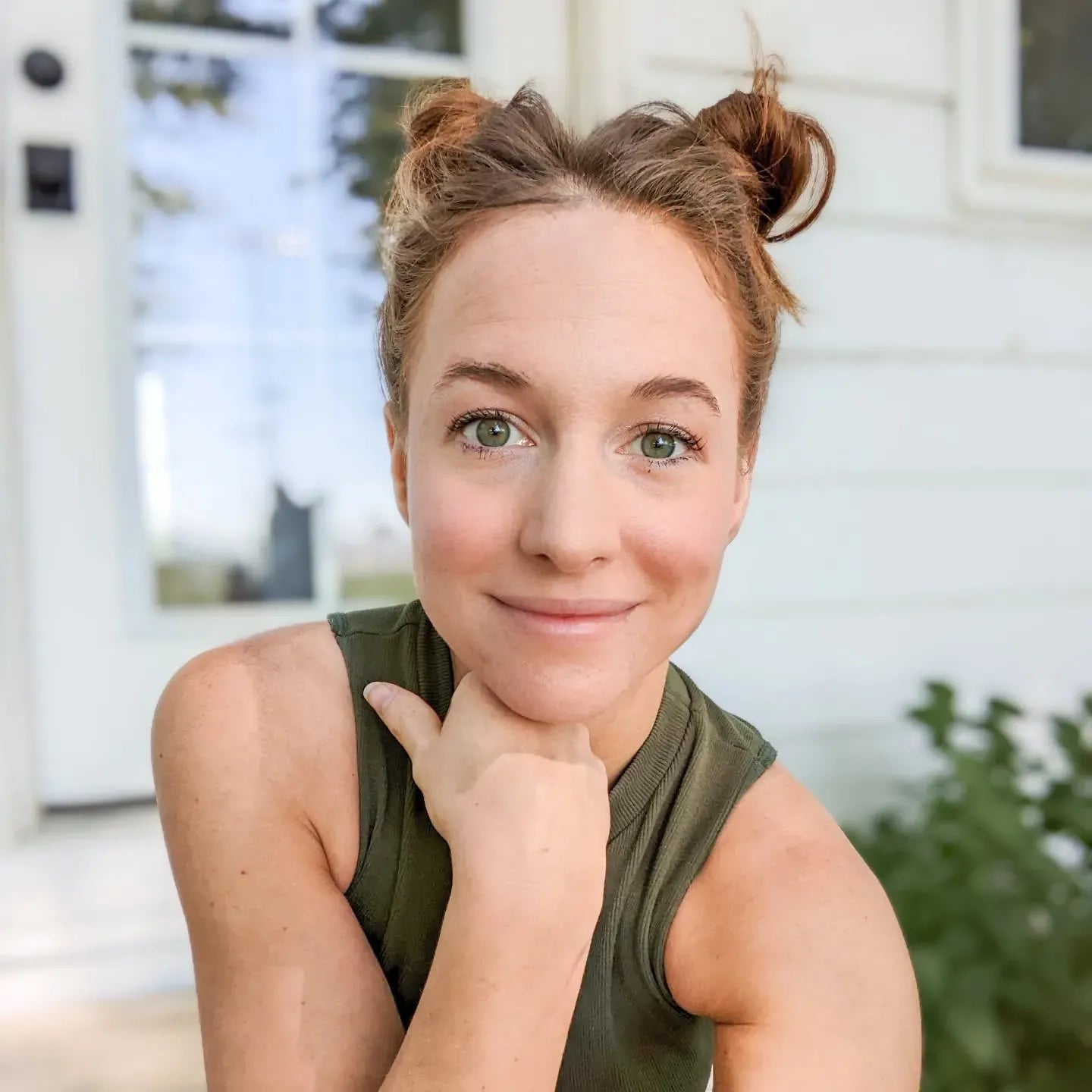 7. Strukturierte Auburn Space Buns auf kurzem Haar (Space Buns Frisuren)