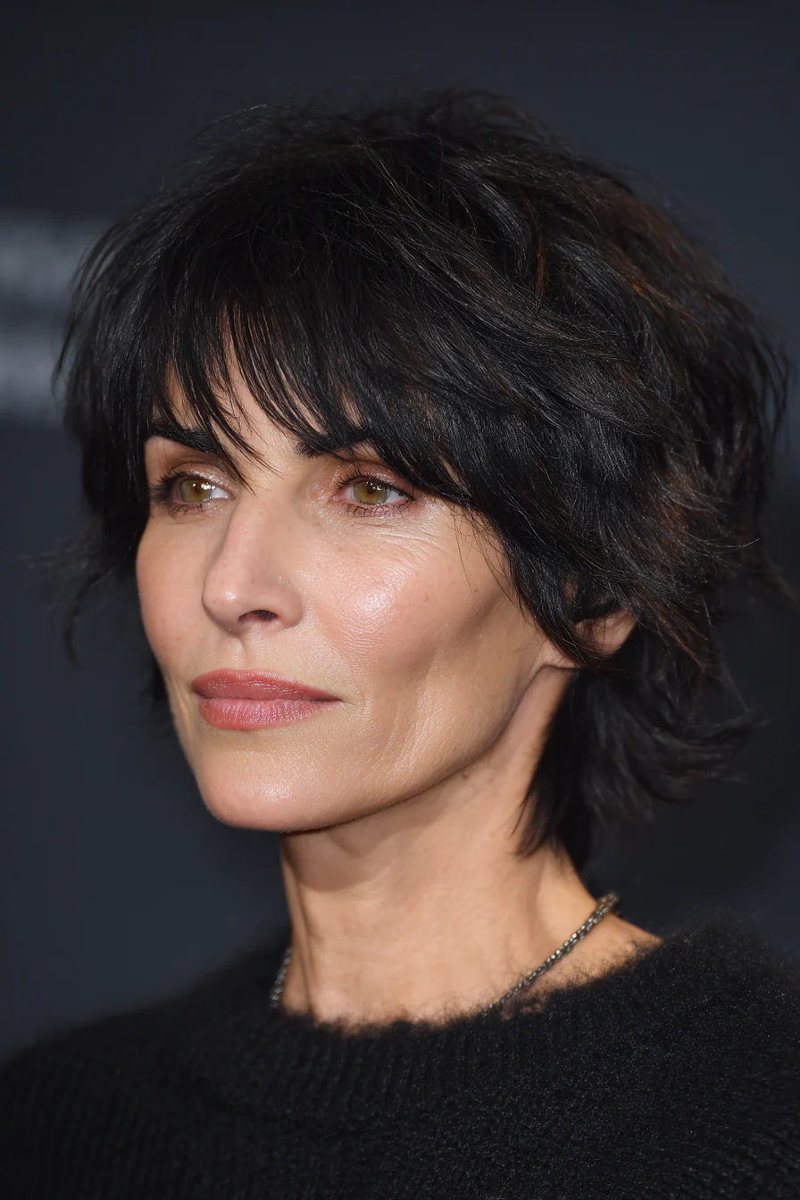 7. Strukturierter, anthrazitfarbener Shag mit seitlich geschwungenem Pony (kurze, zottelige Frisuren für ältere Frauen) – Kurze, zottelige Frisuren für ältere Frauen