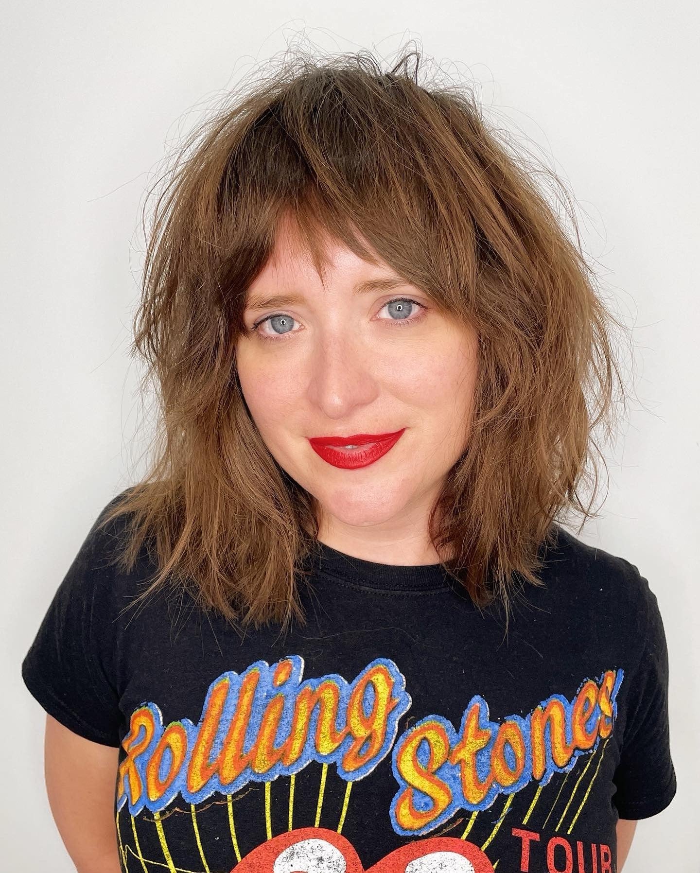 7. Strukturierter kastanienbrauner Bob mit gefiedertem Pony (Shaggy Bob Haircuts)