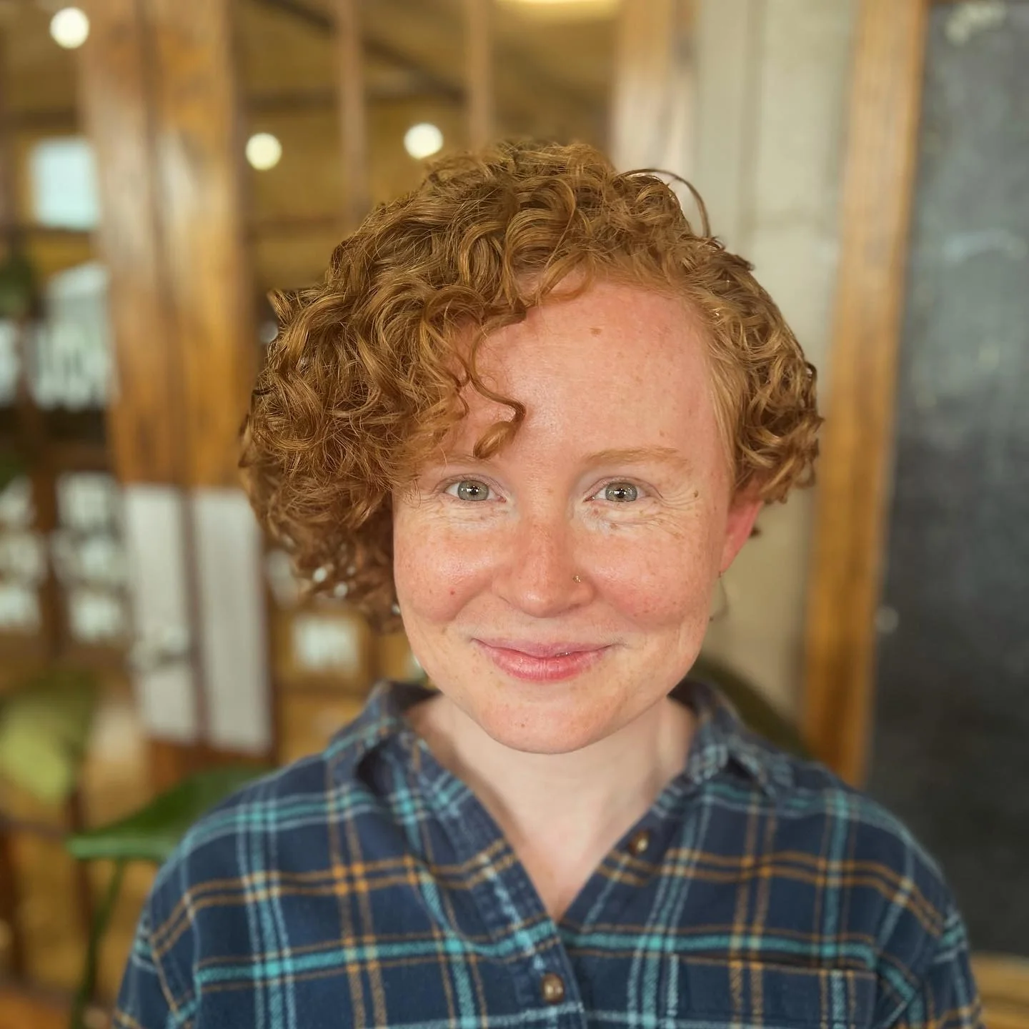 7. Strukturierter lockiger Bob in Cool Brunette (kurze lockige Frisuren)