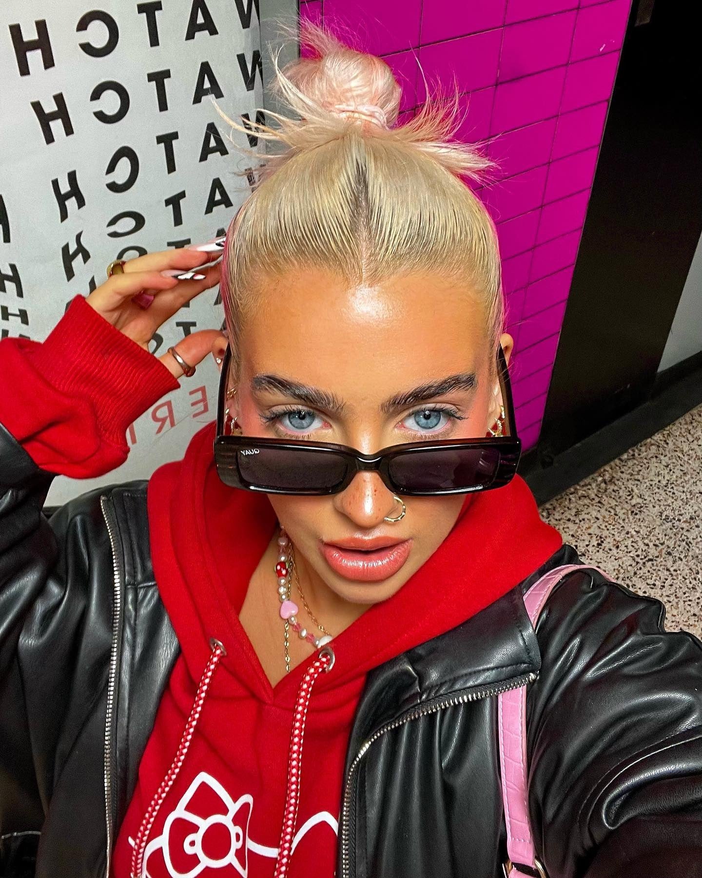 7. Top -Knoten mit Platinblondkontrast (Rückenfrisuren)