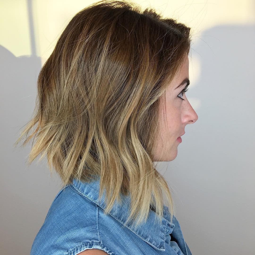 7. Tubles abgewinkelte Lob mit sonnenbeschienener Balayage (abgewinkelter Lob Haarschnitt)