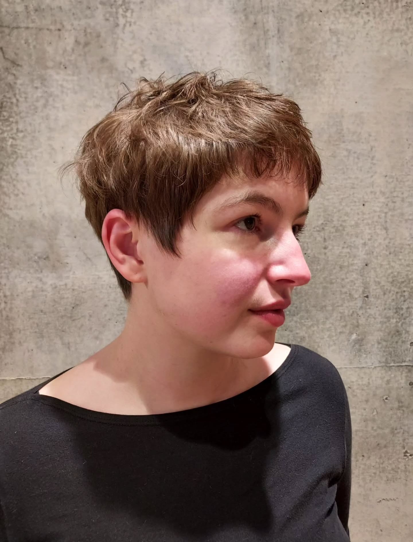 7. Zerzauster kastanienbrauner Pixie mit natürlichem Volumen (Pixie-Haarschnitte)