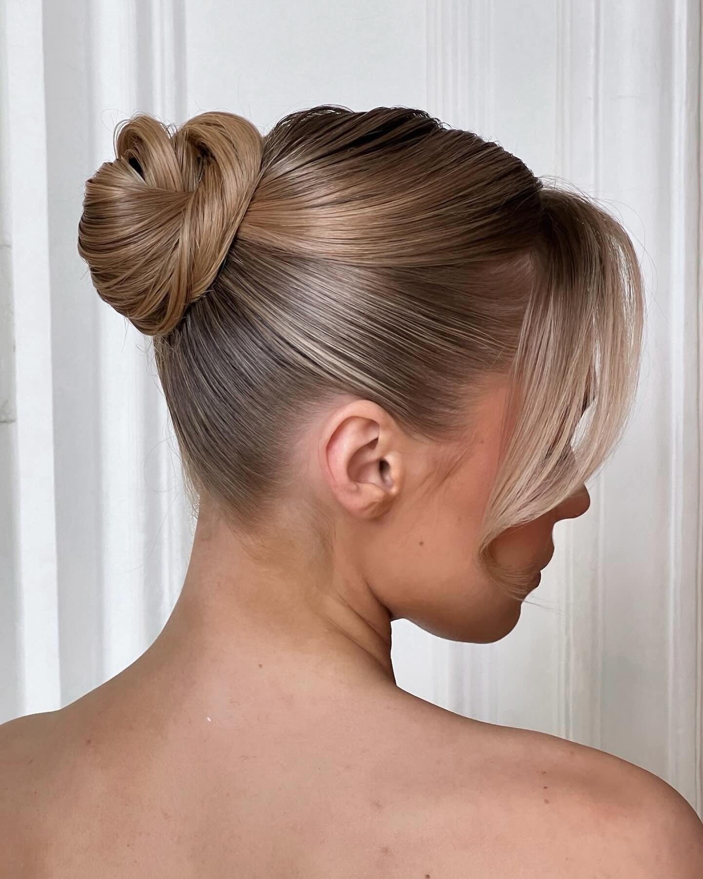 7. Twisted Karamell schlankes Brötchen (schlanke Frisuren)