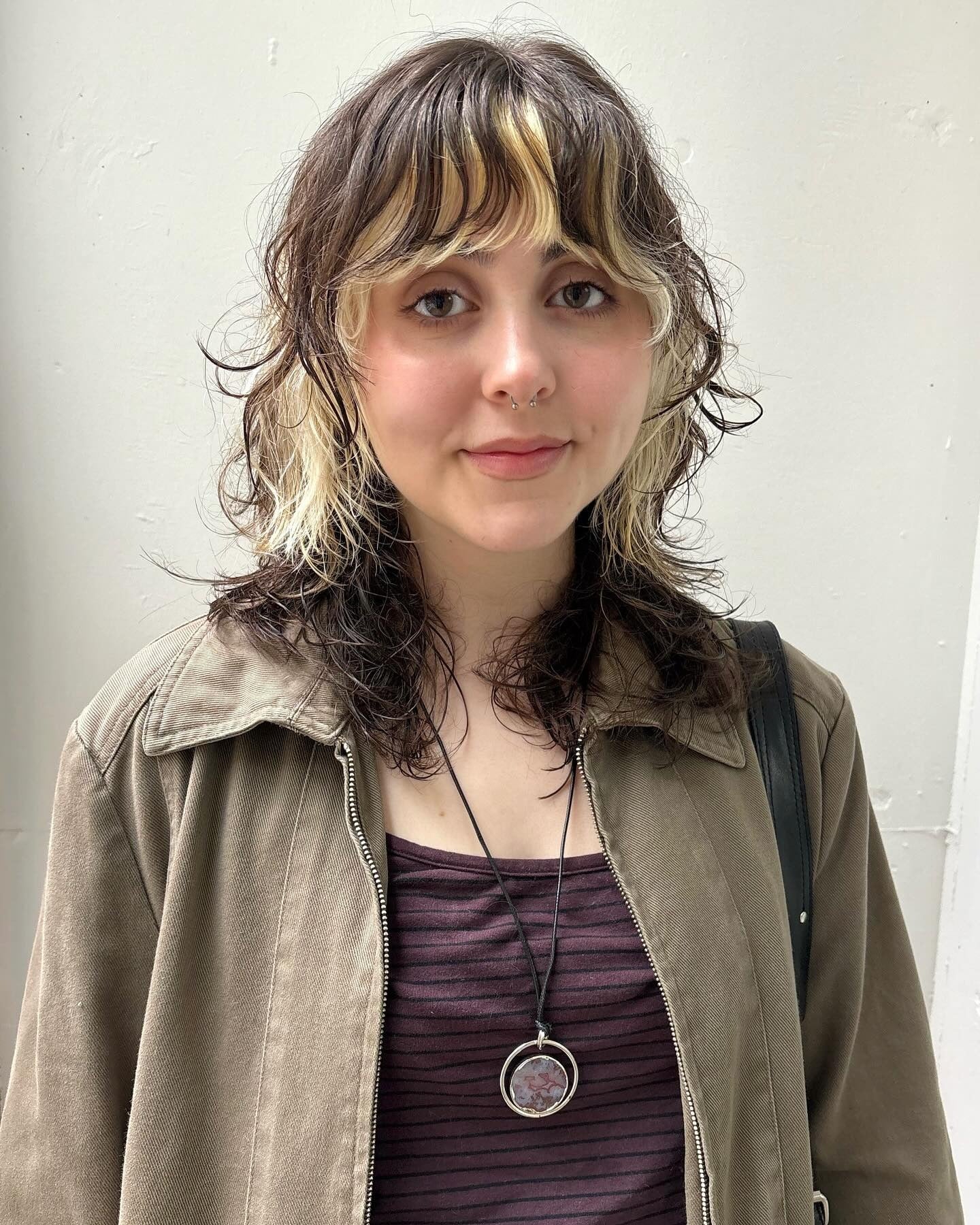 7. Zweifarbiger Vokuhila-Shag mit dicken Fransen (geschichtete Zottelfrisuren)