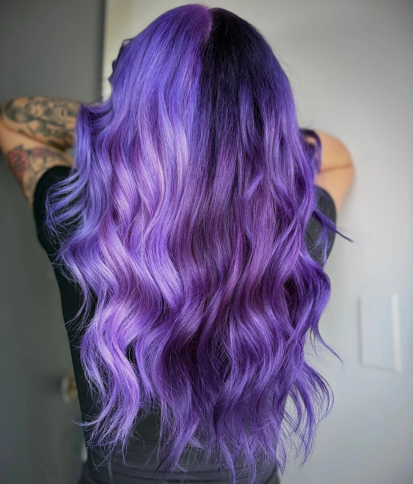7. Samtiges Auberginen-Balayage mit pflaumenfarbenen Glanzwellen (lila Haarfarbe)