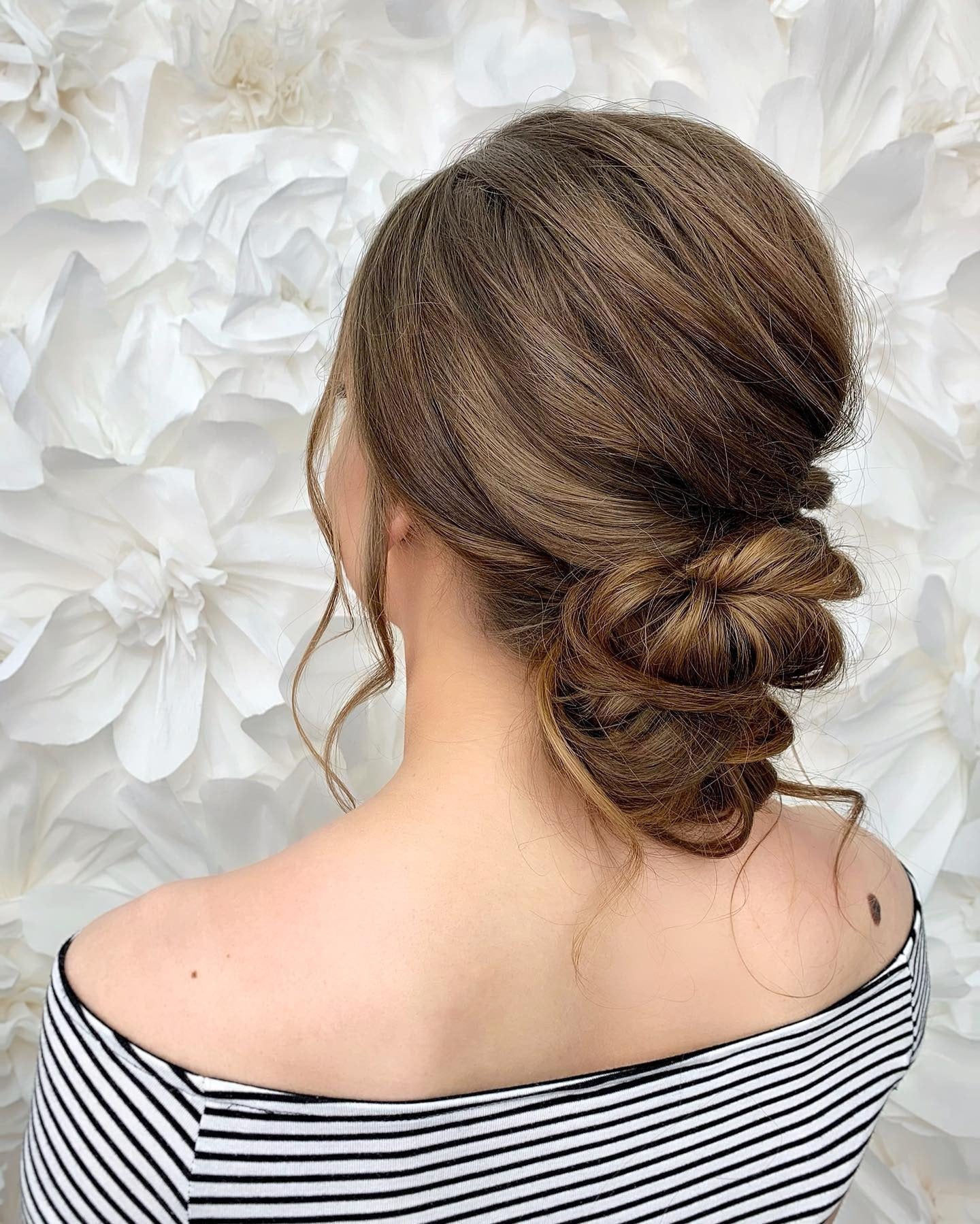 7. Voluminöses Brötchen mit warmen Karamelluntertönen (niedriges, unordentliches Haarbrötchen)