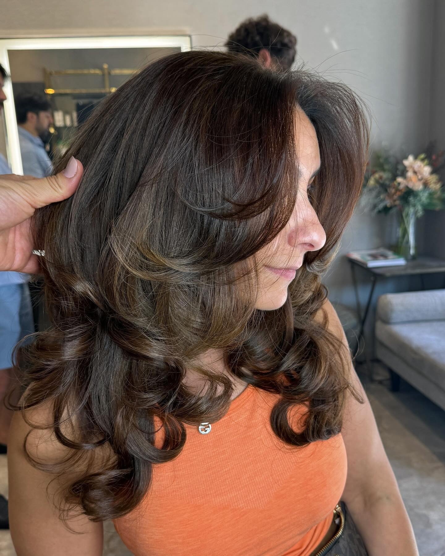 7. Voluminöser Curtain Bangs mit sattem Brunette (Curtain Bangs-Frisuren)