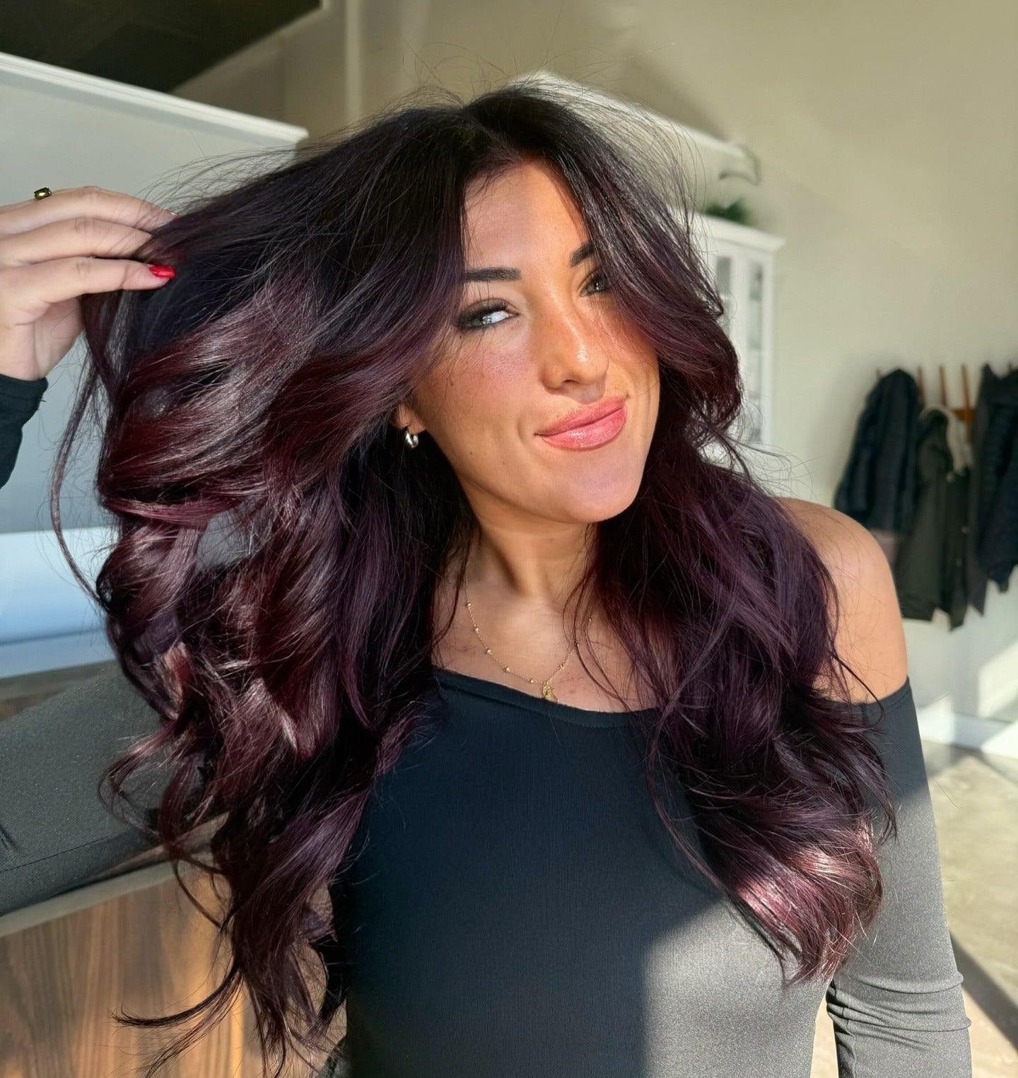 7. Voluminöse Pflaumenschichten mit weichen Locken (Pflaumenhaarfarbe)