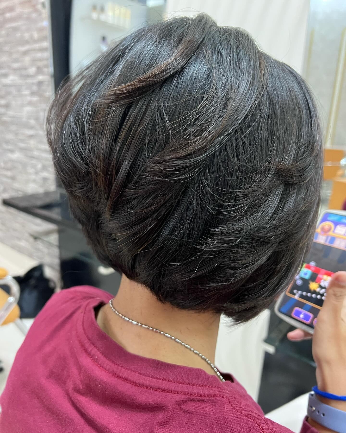 7. Volumisierter kurzer Bob mit natürlichen grauen Akzenten (geschichtete Bob -Frisuren)