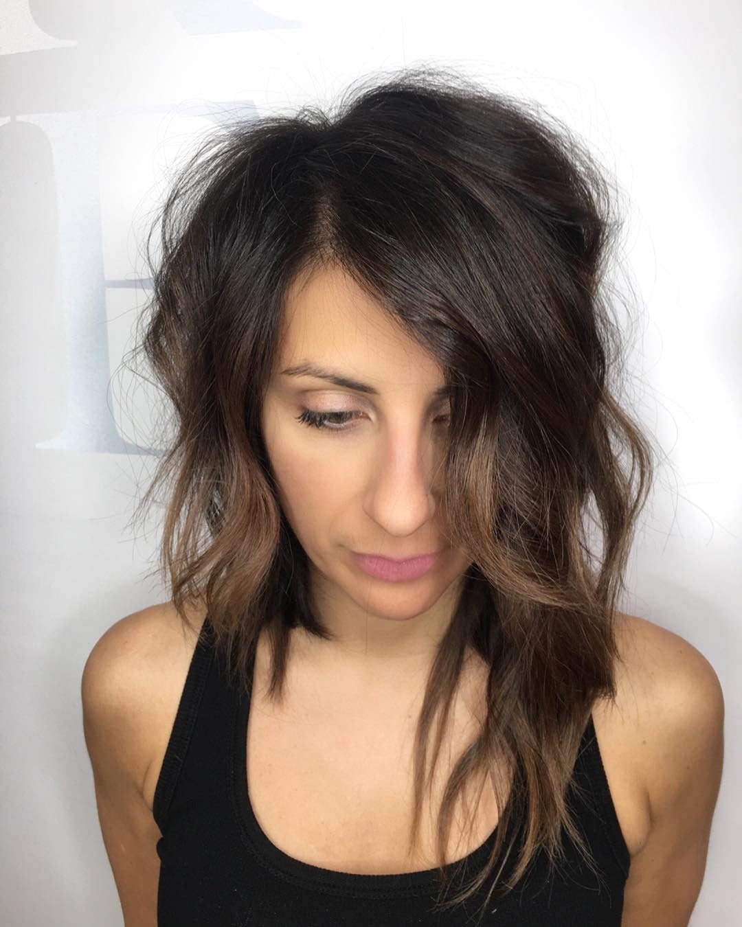 7. Volumisierte wellige asymmetrische Bob mit strukturierten Enden (asymmetrische Frisuren)