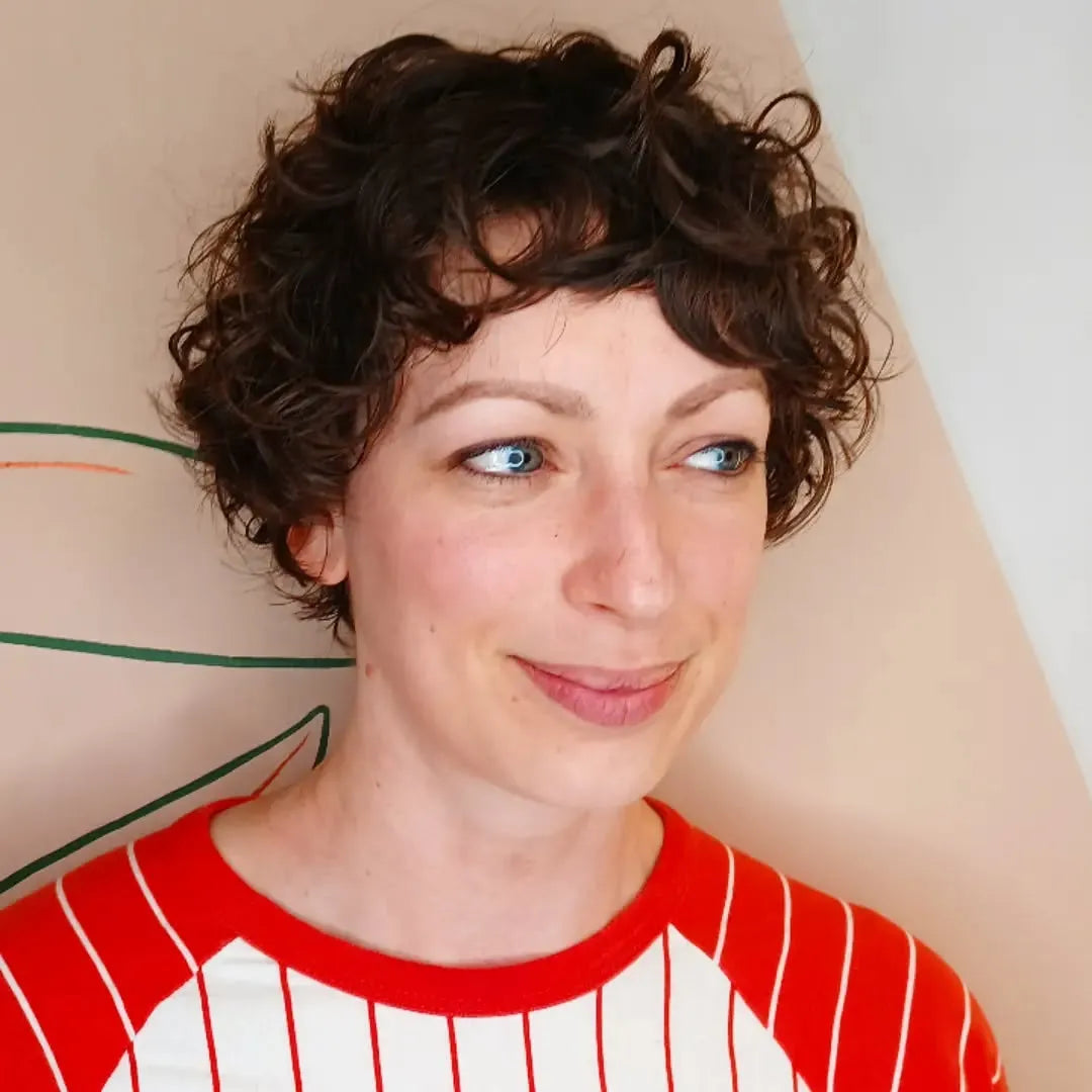 7. Warmer kastanienbrauner lockiger Schnitt mit Pony (lockige Pixie-Frisuren)