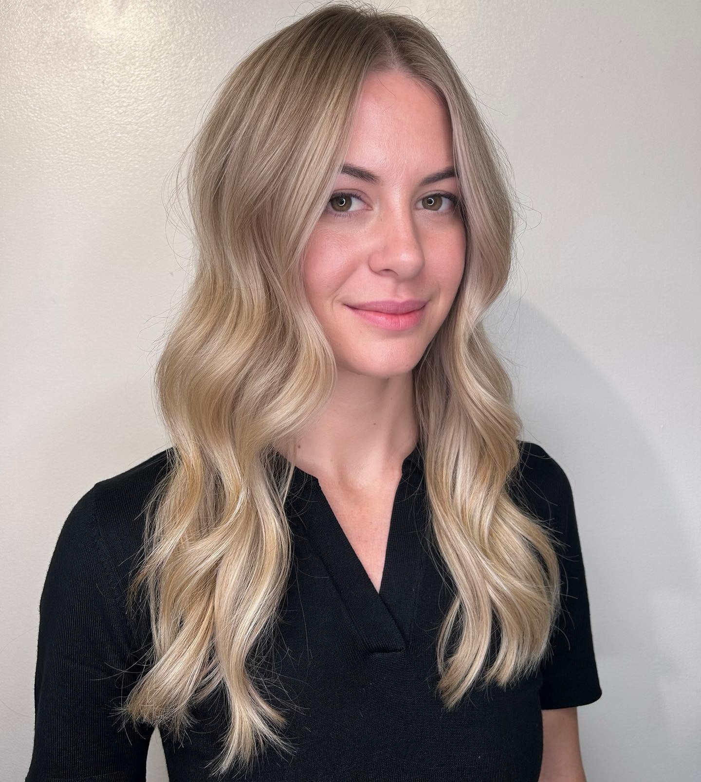 7. Warmes Neutralblond mit glasig glattem Finish (hebt die Haarfarbe hervor)