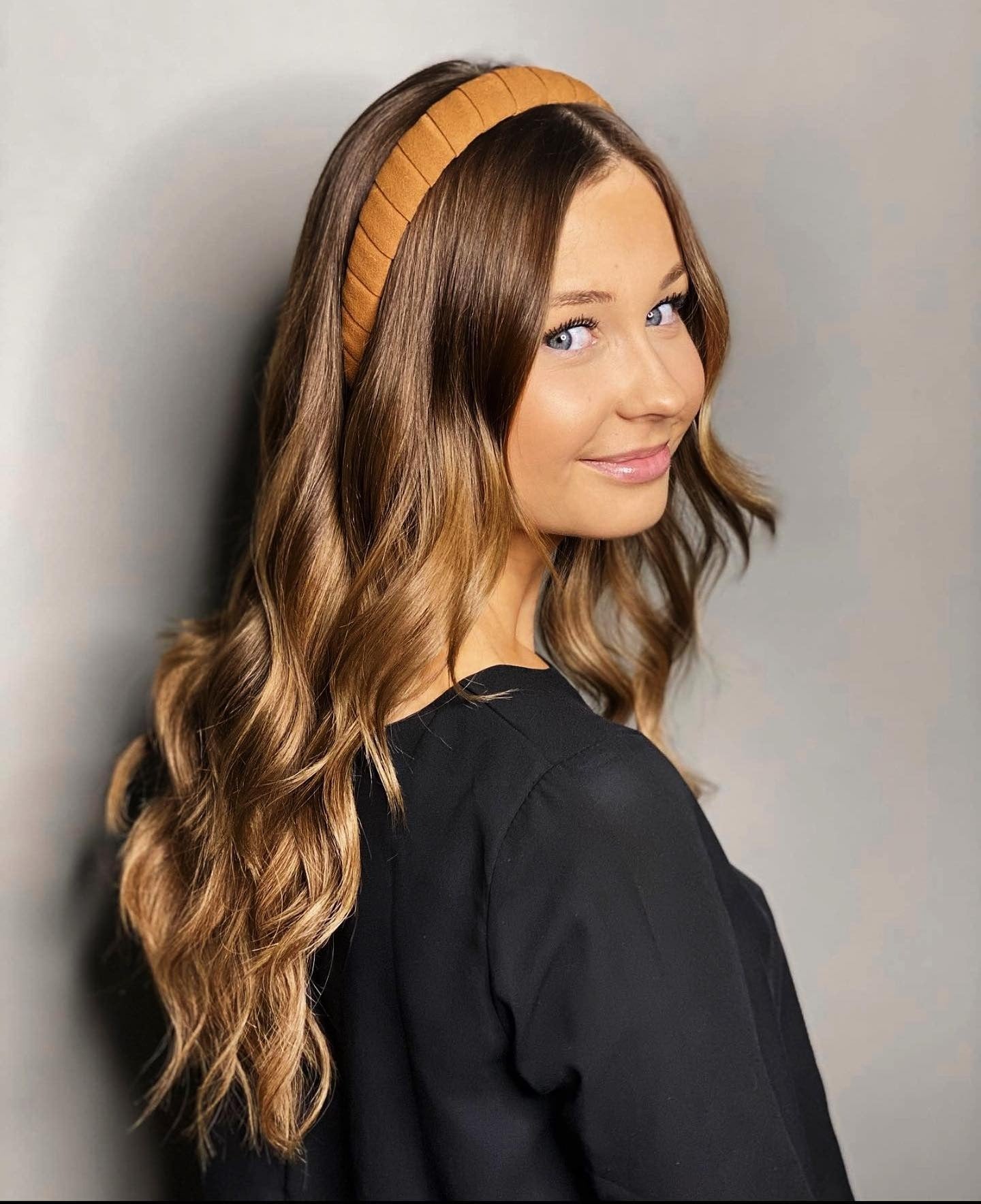 7. Wellige Balayage mit Kamel -gepolstertem Stirnband (Stirnbandfrisuren)