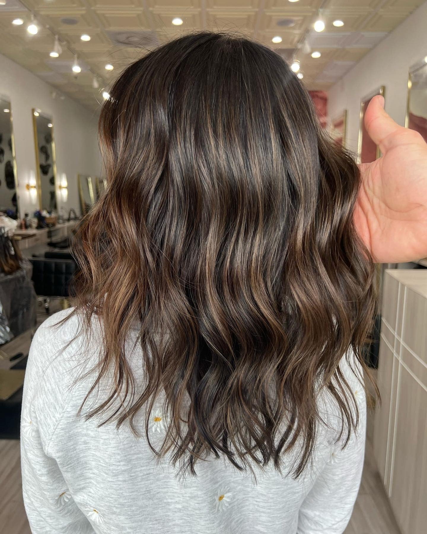 7. Wavy Lob mit rauchigem dunkelbraunem Balayage (Dunkelbrauner Balayage)