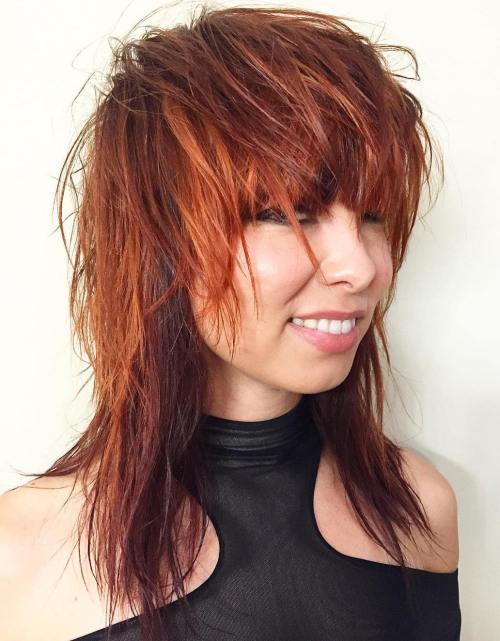 Mittel roter Shag -Haarschnitt