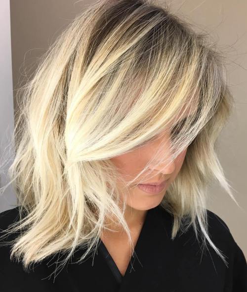 Unordentlich geschichteter blonder Balayage Lob