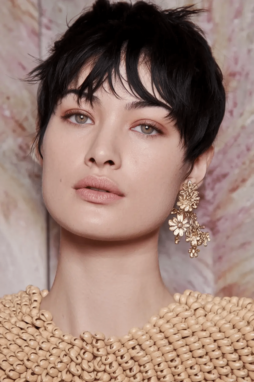 8. Strukturierter Baby Bang Pixie mit Volumen