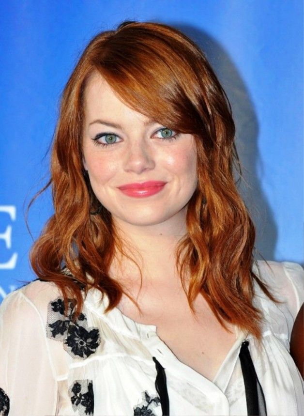 Mittelwelliges Haar mit seitlichem Pony