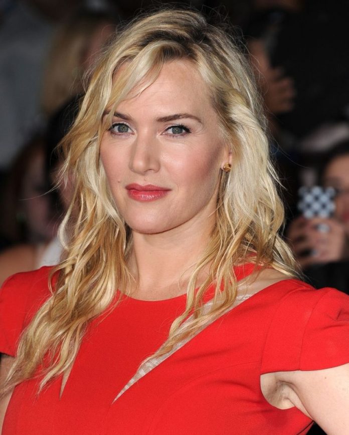 Seitlich gefegtes, gewelltes, geschichtetes Haar