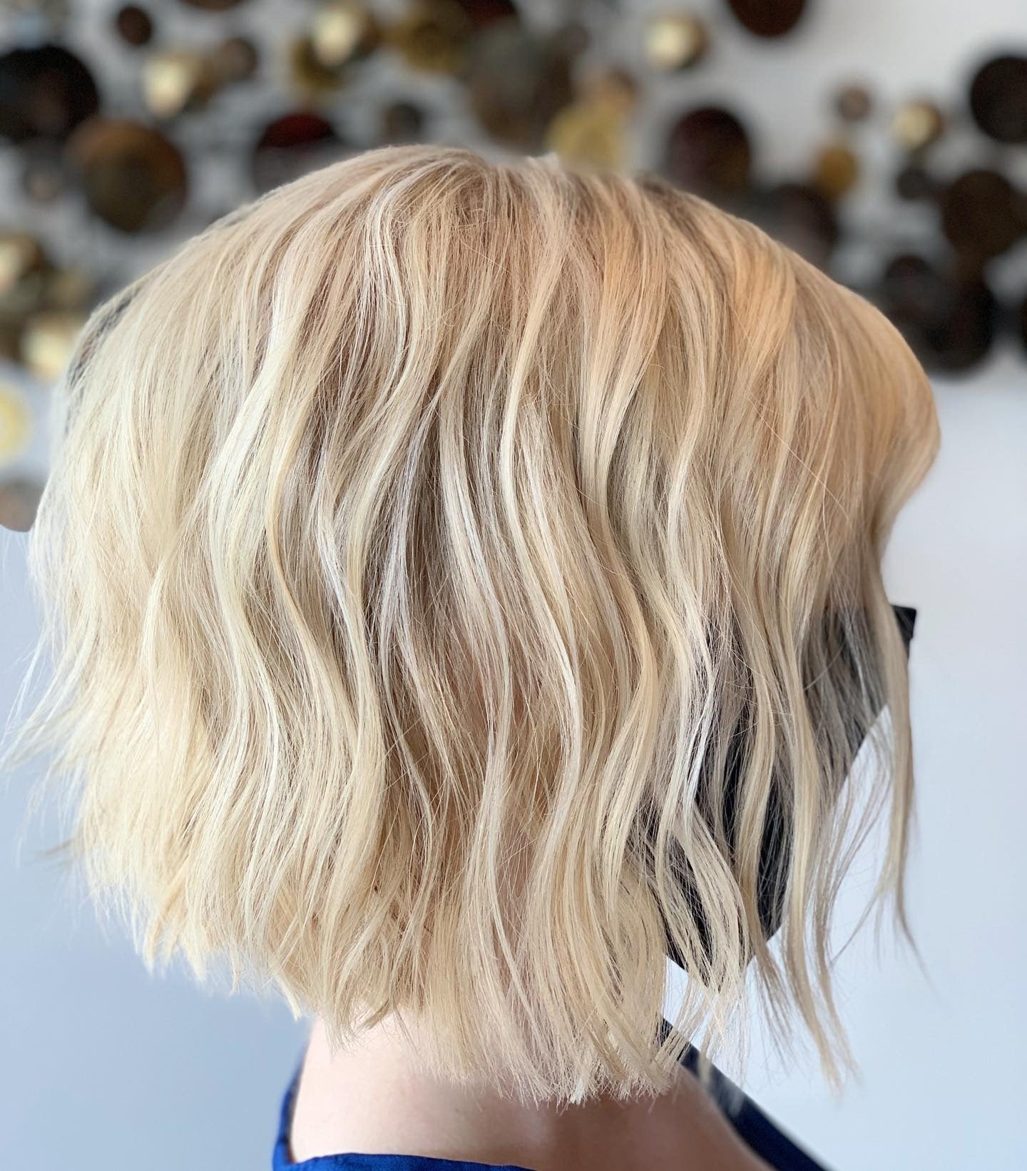 8. Lufter blonde wellige Bob (geschichtete Bob -Frisuren)