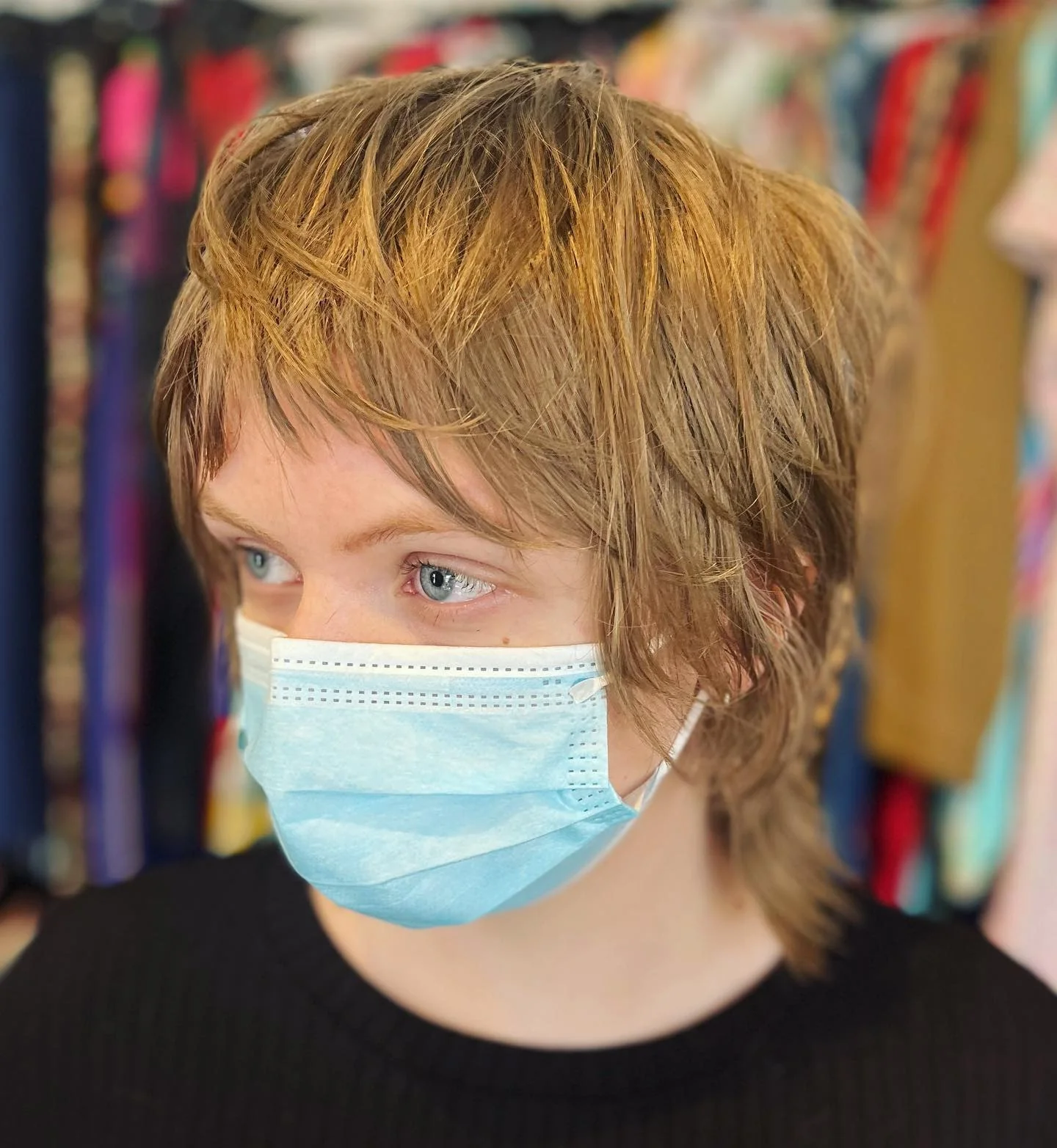 8. Aschblonder, zarter Wolfsschnitt mit luftigen Fransen (Wolfshaarschnitte mit Pony)