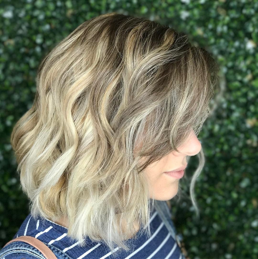 8. Ash Beige Bob mit dimensionalen Highlights (wellige Bob -Haare)