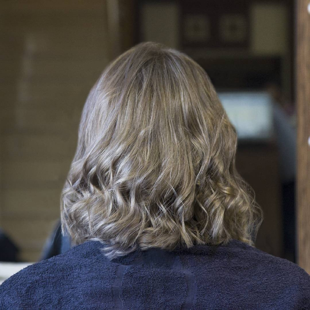 8. Ash Beige Bob mit sanften Wellen (Asche Haarfarbe)