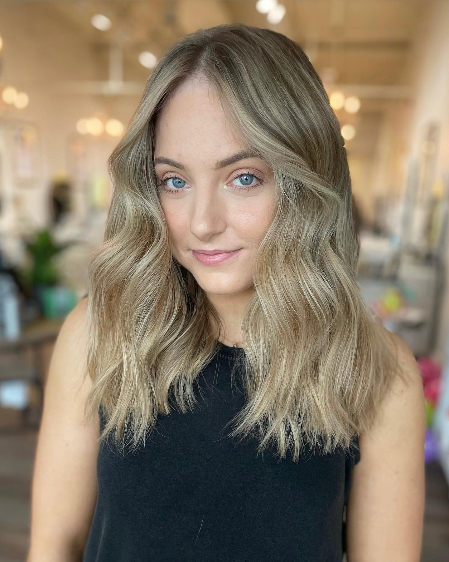 8. Aschenblond geschichtete Wellen (Frisuren mit mittlerer Länge)