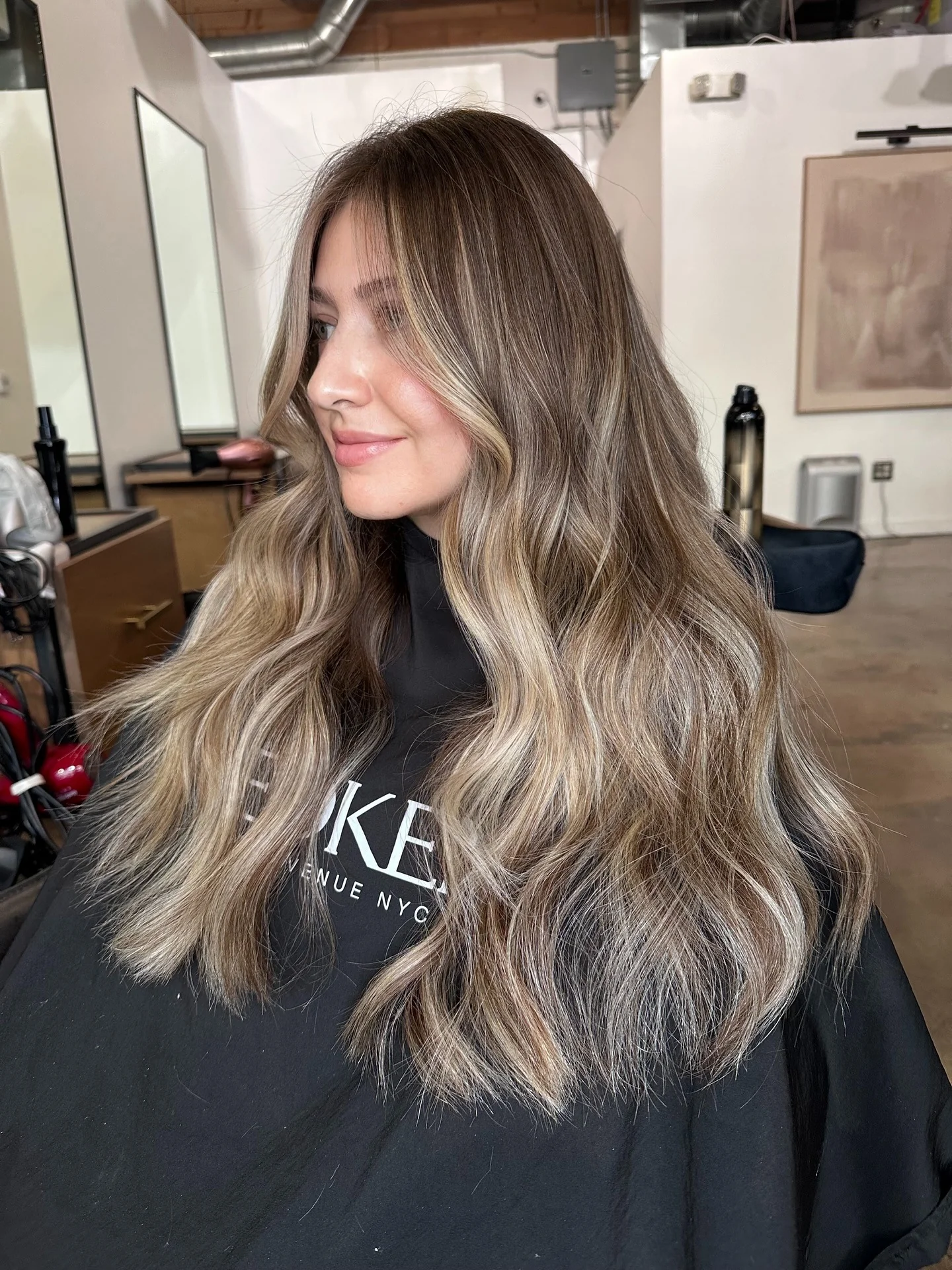 8. Ashy Mushroom Brown Balayage mit modernen Volumenwellen (Balayage-Haarfarben)