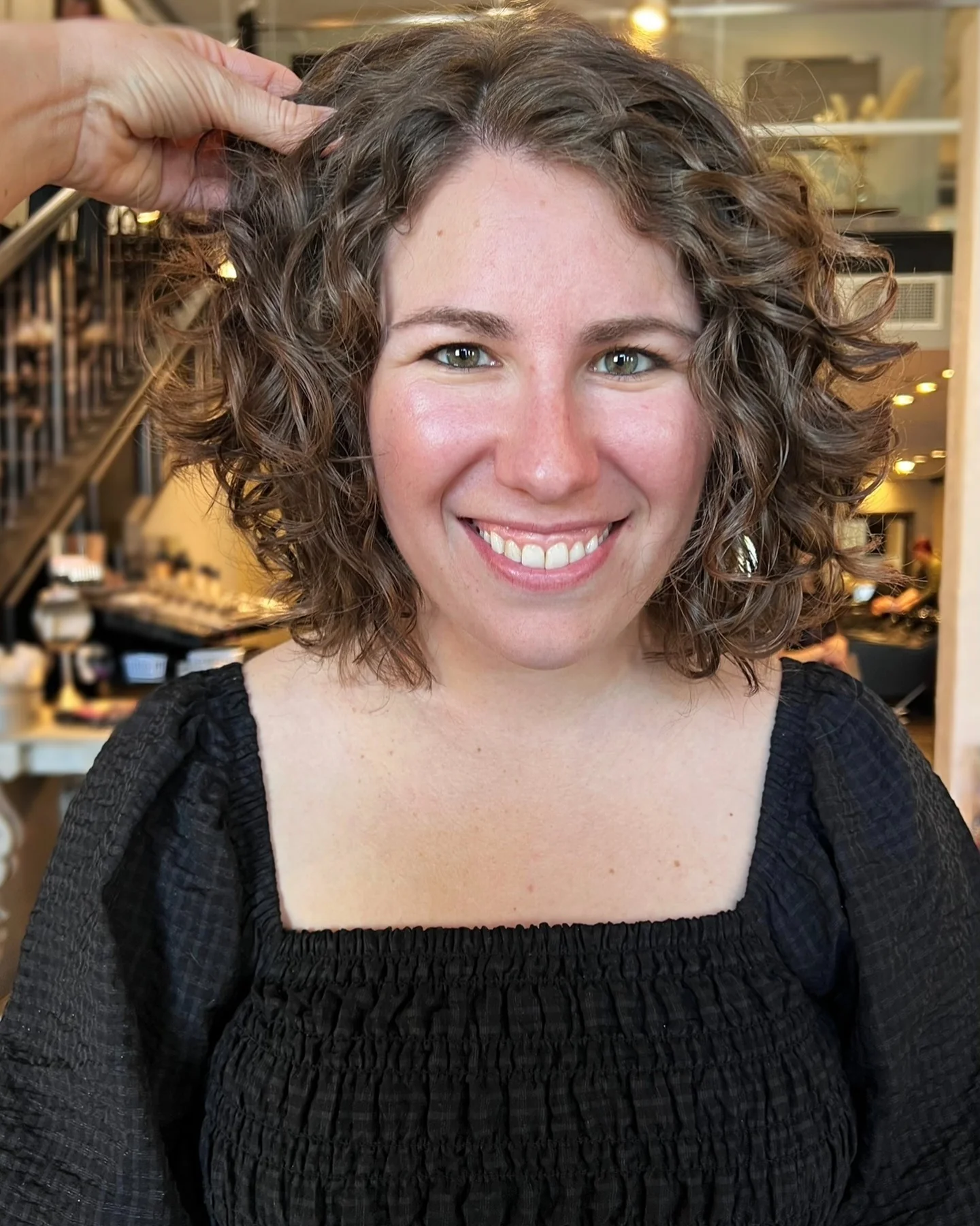 8. Asymmetrischer lockiger Schnitt in Erdbeerblond (kurze lockige Frisuren)