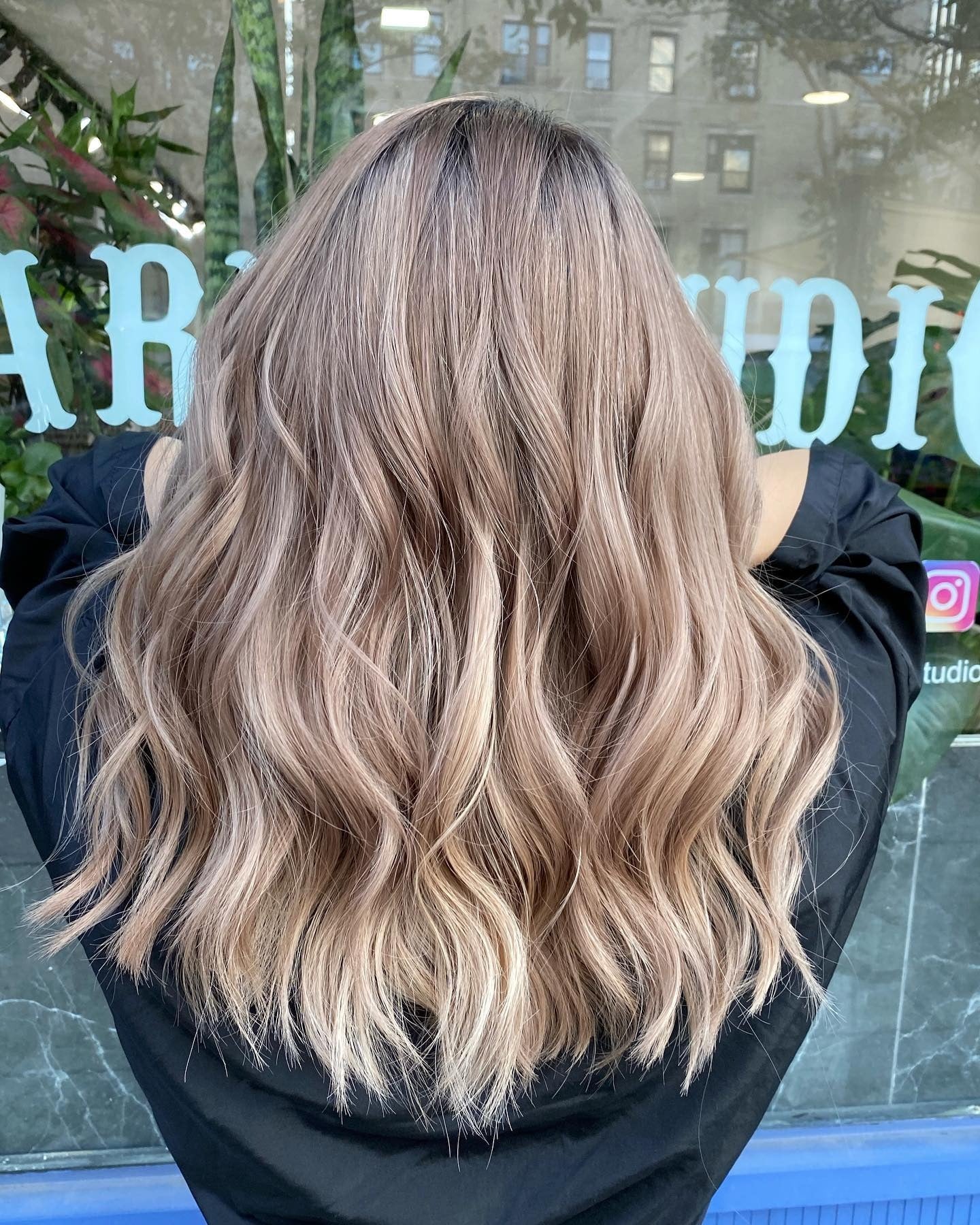 8. Beige Milkentee mit luftigen Wellen (Haarfarbe von Milch Tee)