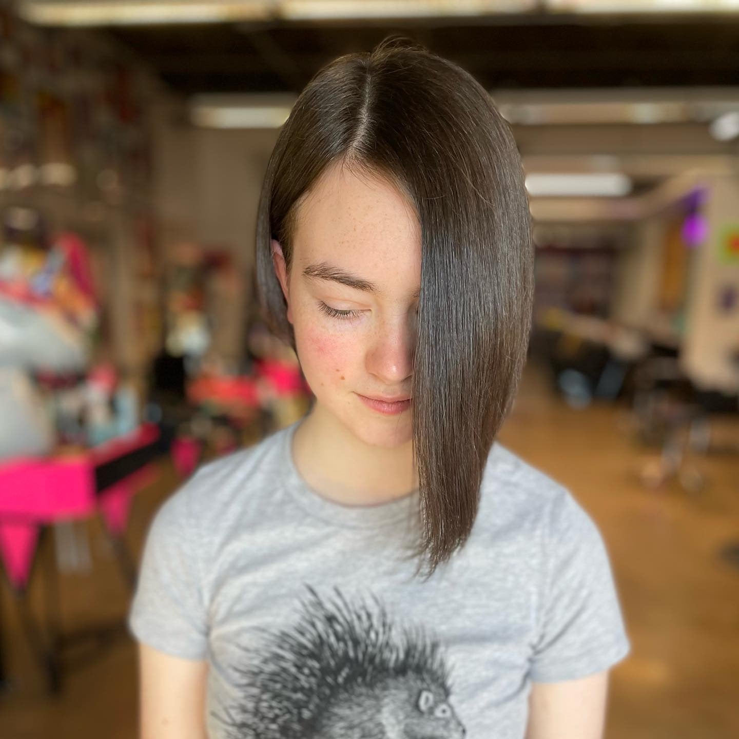 8. Stumpf geschnittene Bob für schlanke Brünetten (asymmetrische Frisuren)