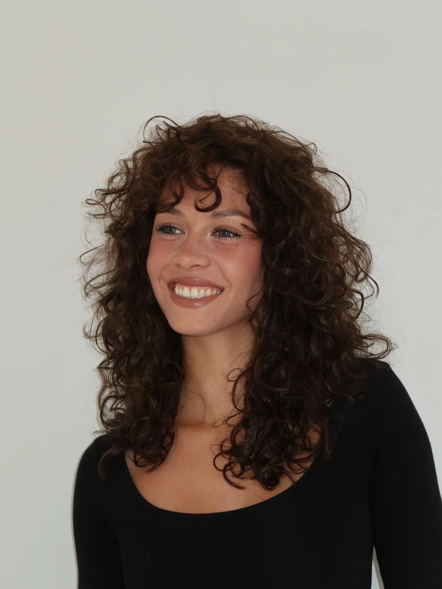 8. Federnder mittellanger Pony mit strukturiertem Pony (dünner Pony für lockiges Haar)