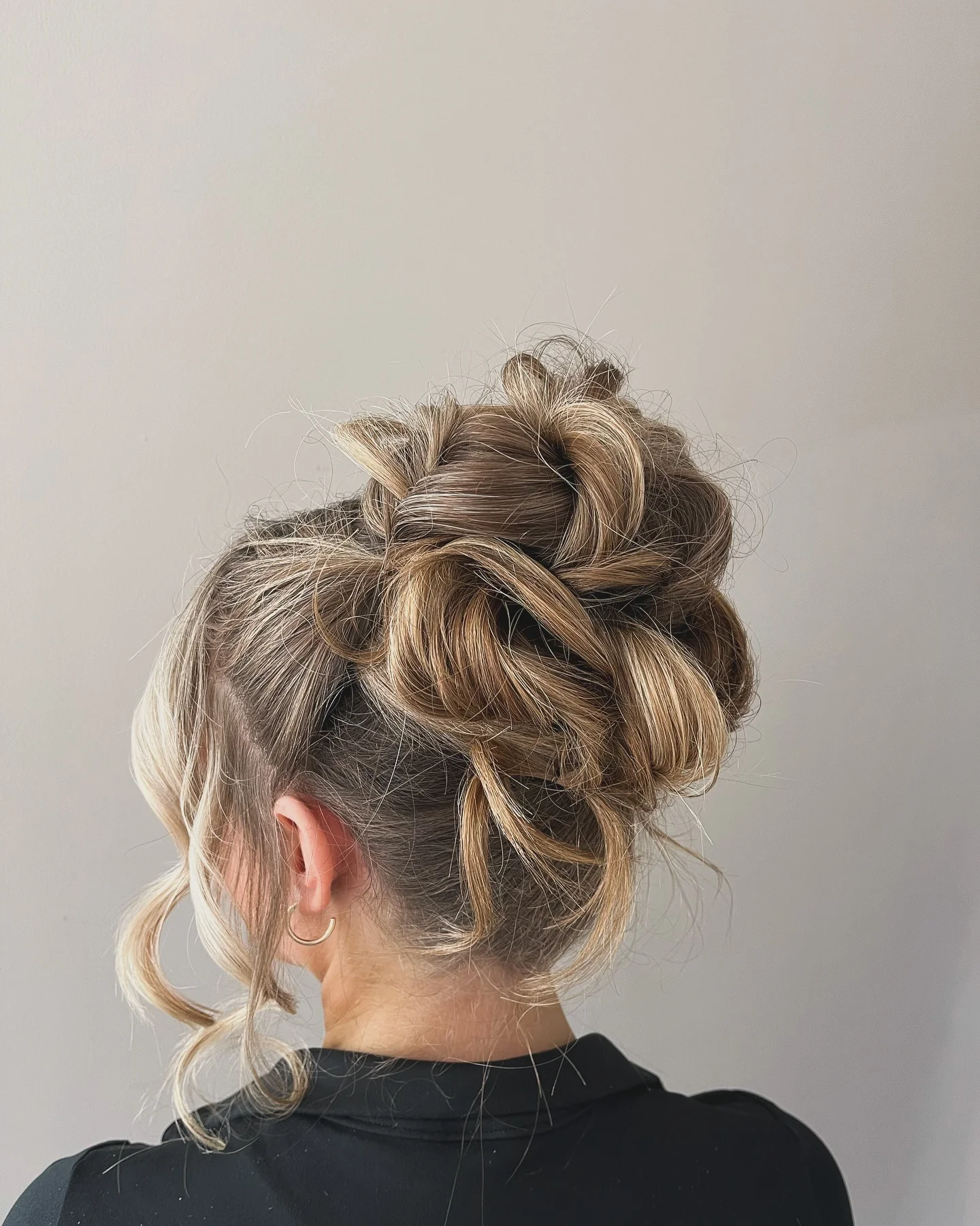 8. Geflochtener brünetter Dutt mit blonden Akzenten (Messy Bun-Frisuren)