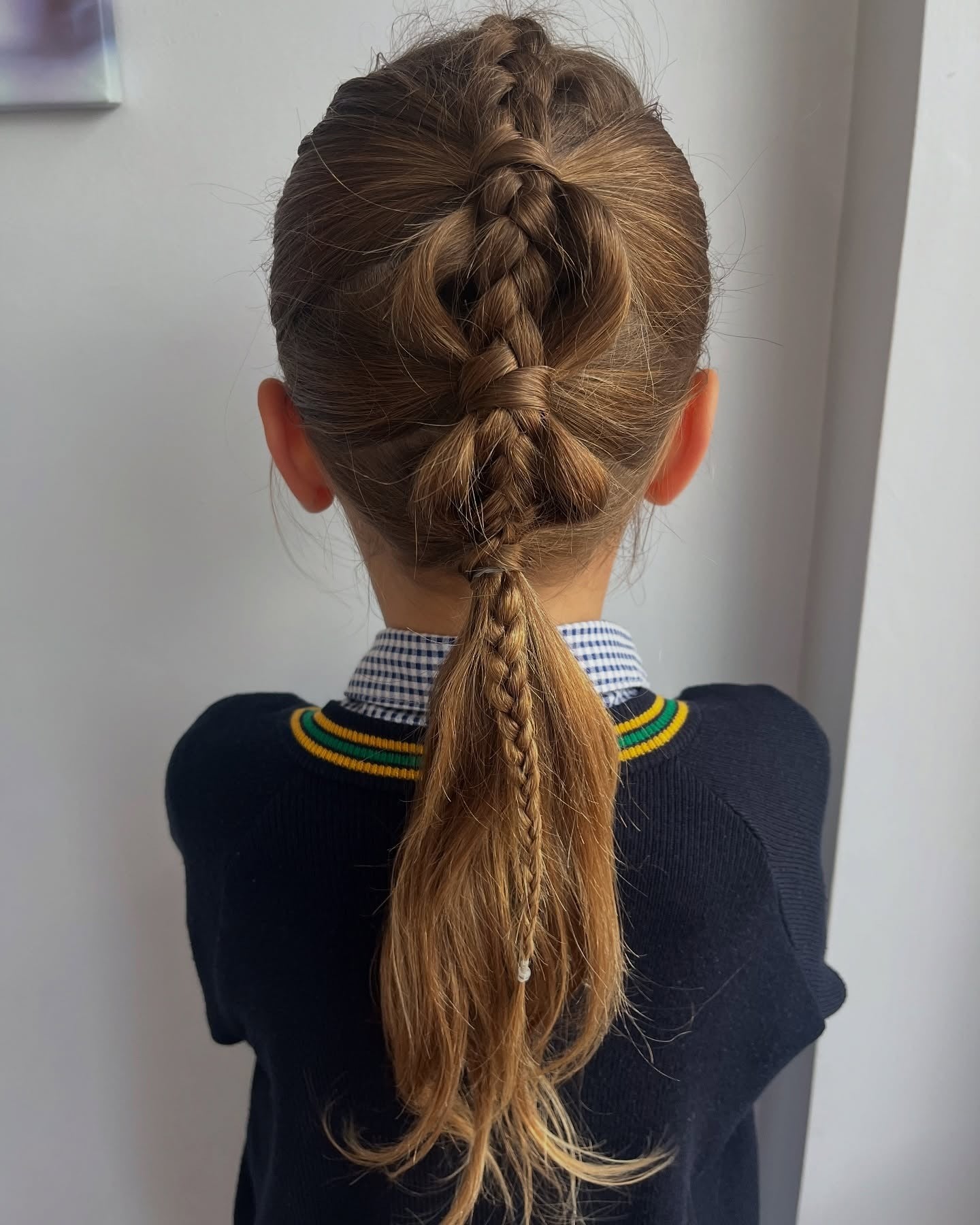 8. geflochtener Mohawk -Pferdeschwanz auf goldbraunem Haar (Frisuren für die Schule)