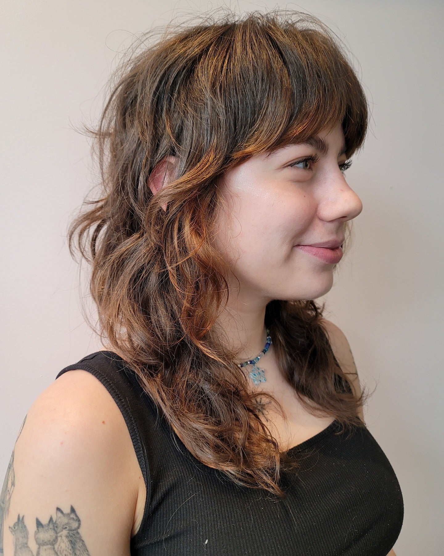 8. gebürstetes Shag mit Strandtextur und Pony (mittelgroße Shag-Frisuren)