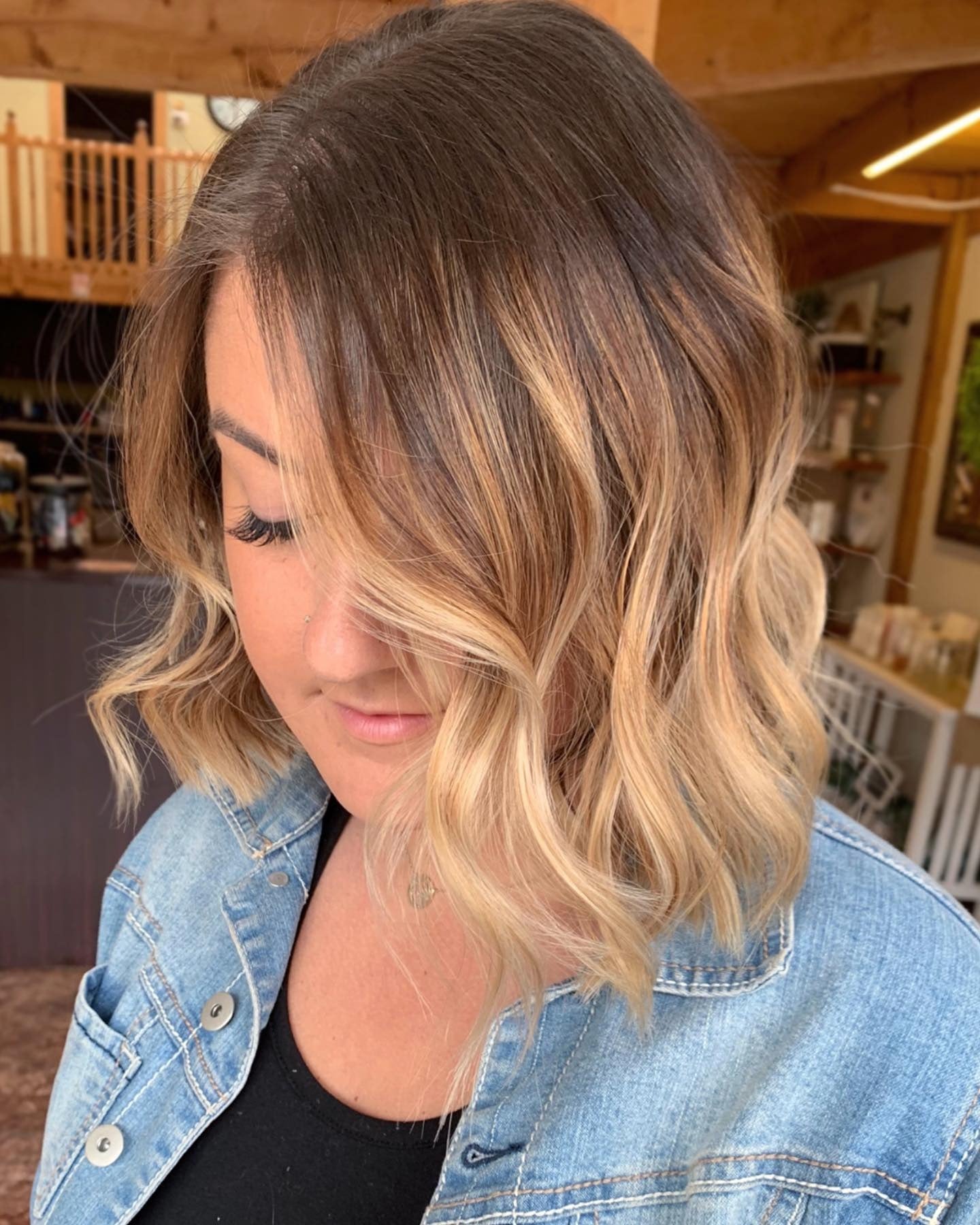 8. Karamell Ombre Wavy Bob (kurze wellige Frisuren)