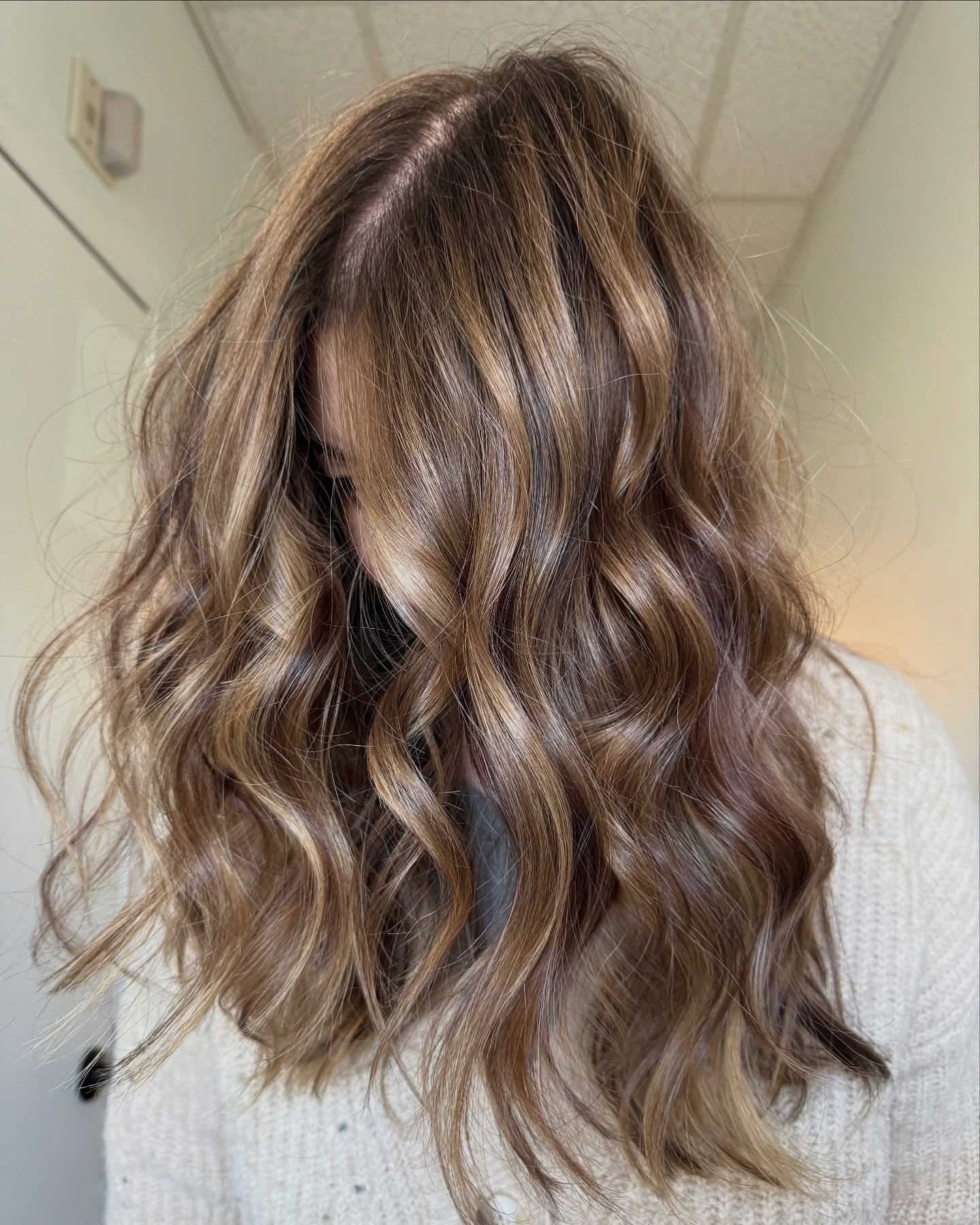 8. Karamellwirbelwellen auf weicher Brünette (hellbraunes Haar mit Highlights)