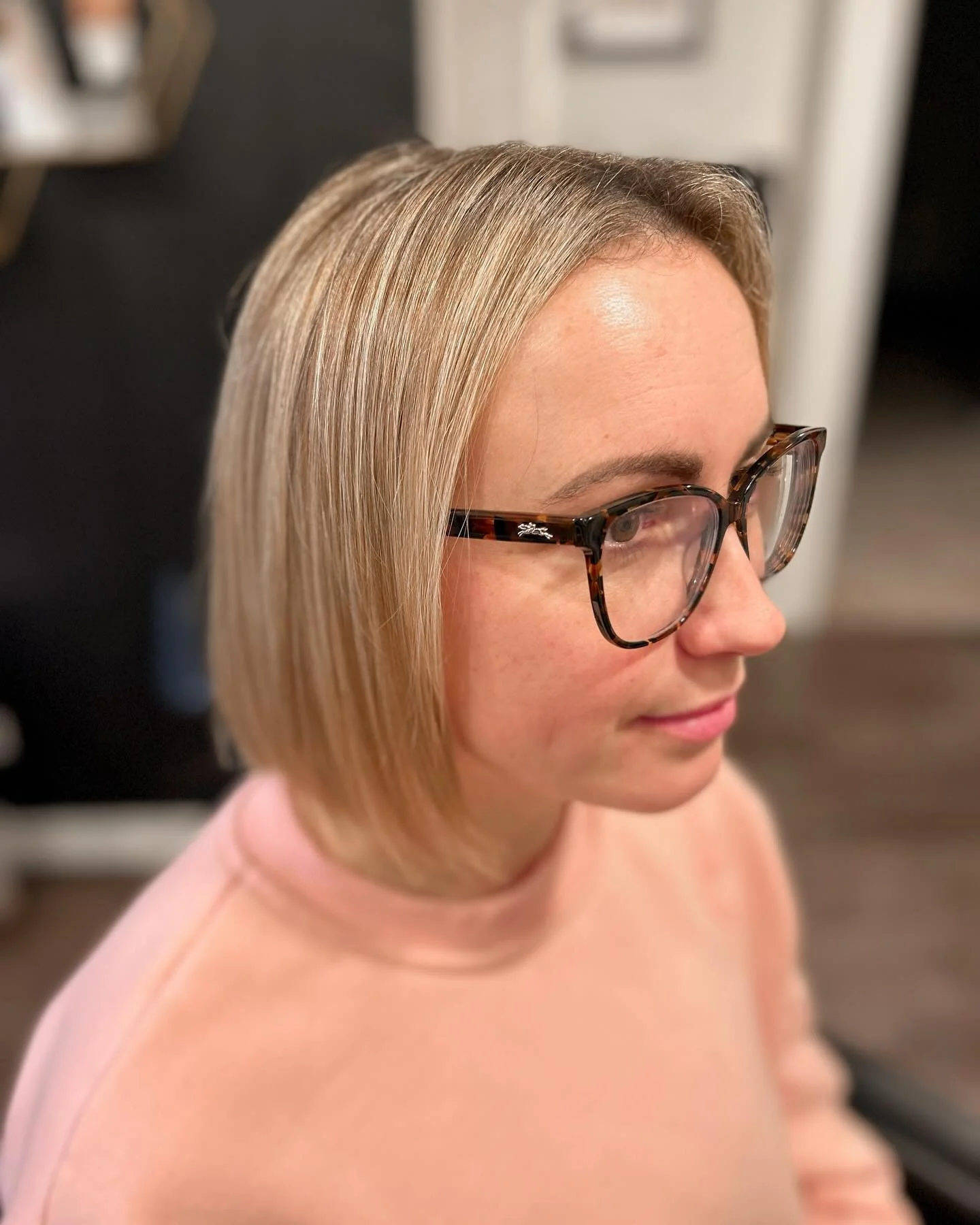 8. Champagner-Sleek-Bob mit Glas-Finish (klassischer Bob-Schnitt)