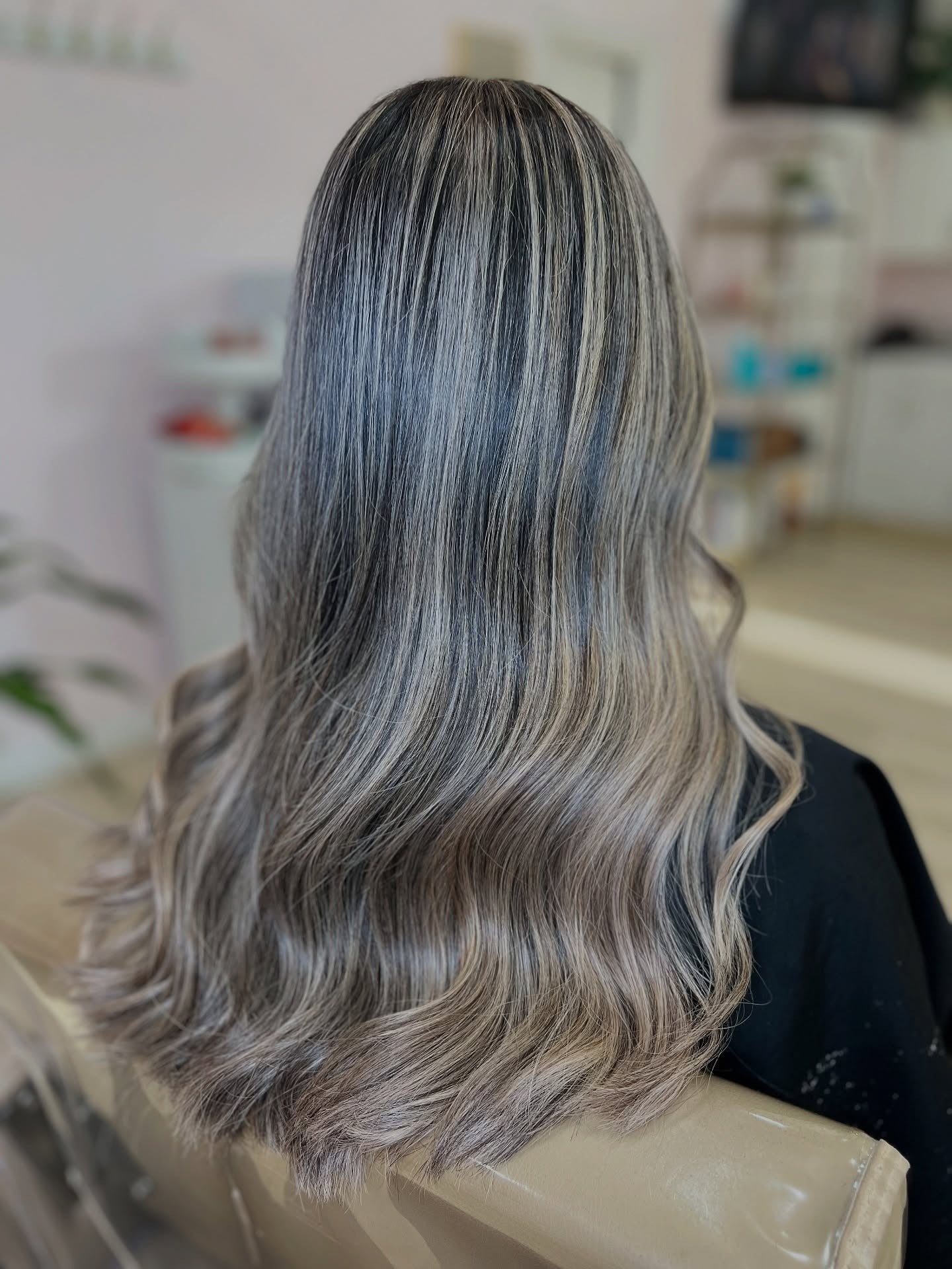8. Anthrazit-Aschblond mit kühl getönten Dimensionswellen (Aschblond-Haarfarbe)