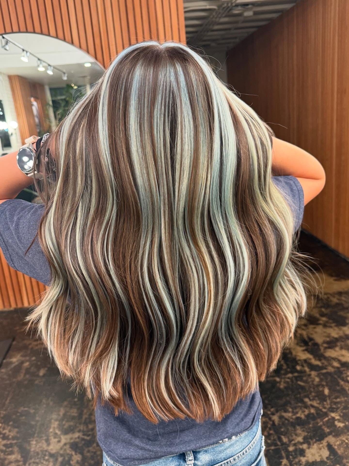 8. Schokoladenbraun mit kühlen Minz -Highlights (Haarfarbe mit Highlights)