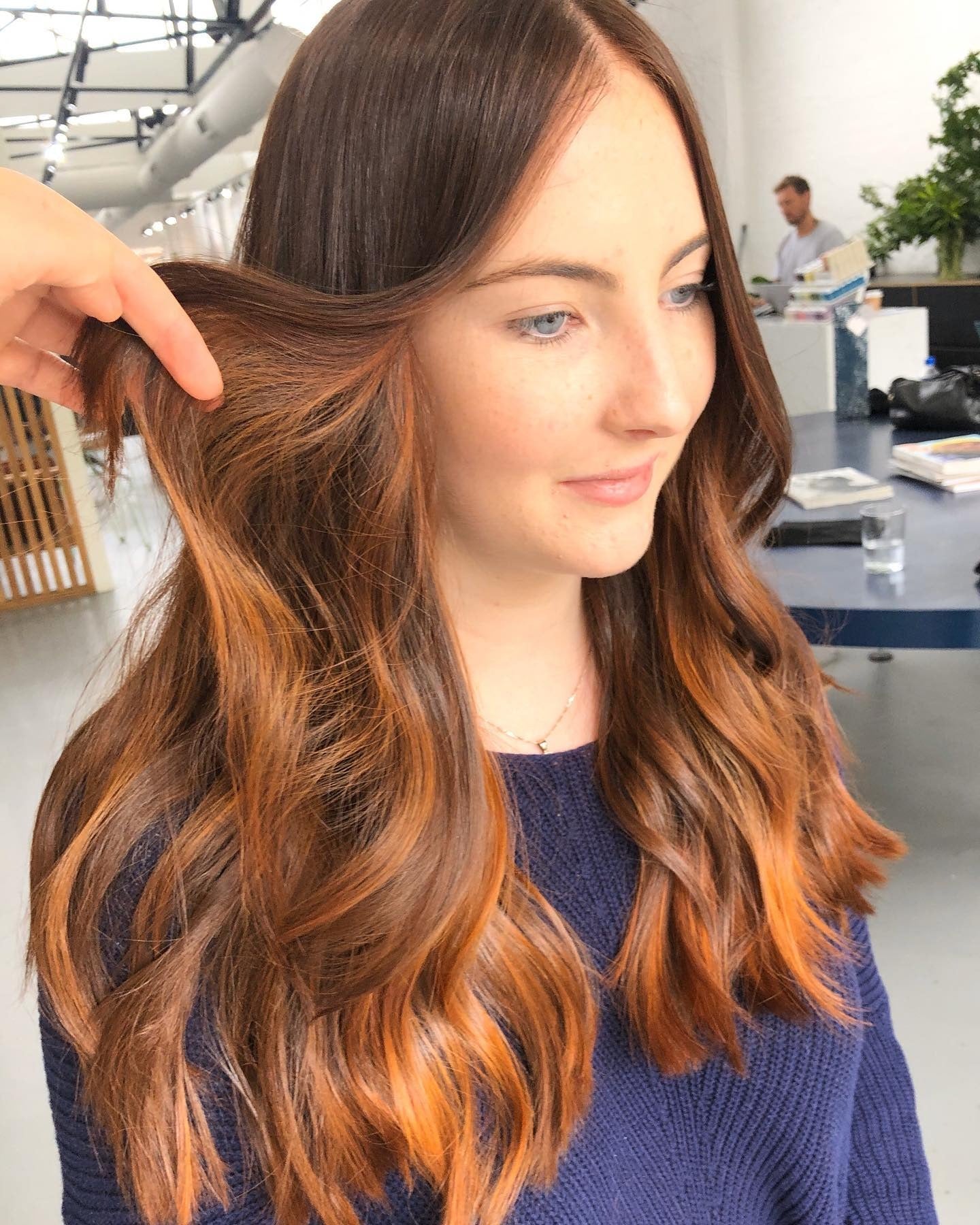 8. Zimtgewürzbalayage mit Gesichtshighlights (Zimthaarfarbe)