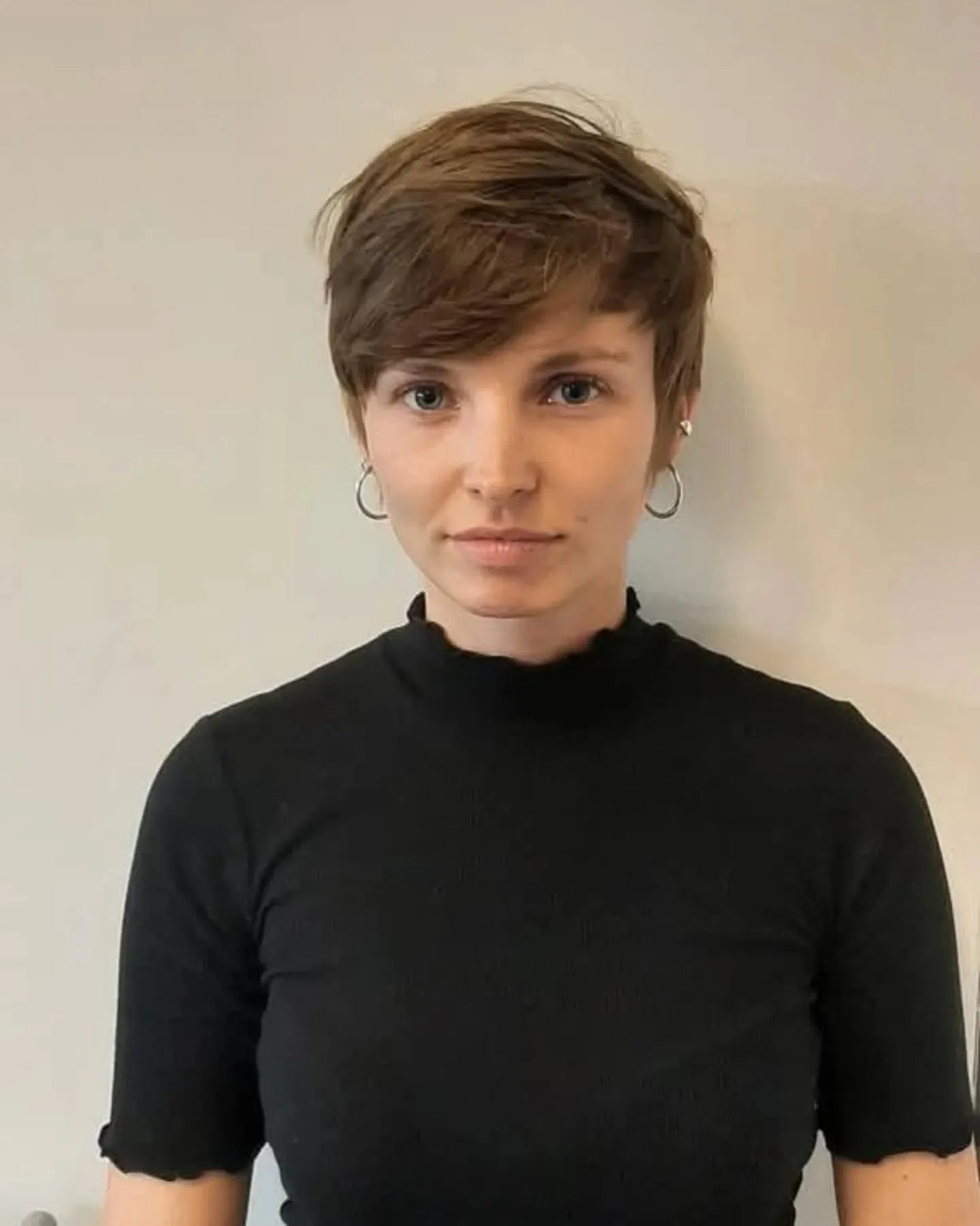 8. Klassischer brauner Pixie mit langem Rand (Pixie -Frisuren mit Pony)