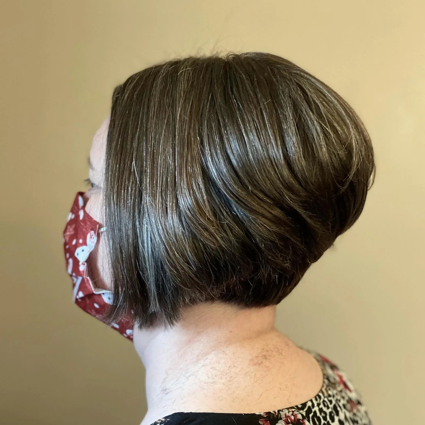 8. Klassischer brauner gestapelter Bob mit sauberem Abschluss (gestapeltes Bob-Haar)