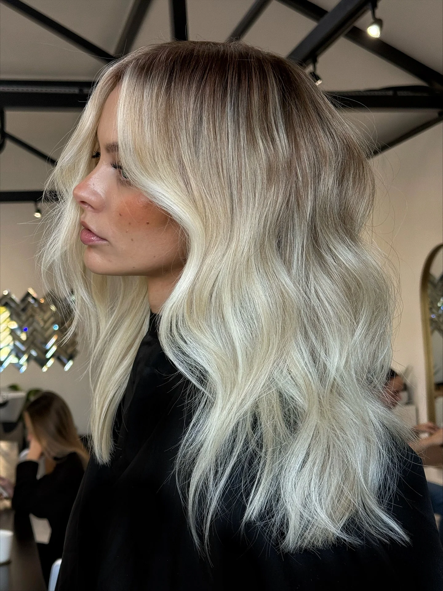 8. Klassische lange Schichten mit sonnenweichem Blond (blondes Haar mit dunklem Ansatz)