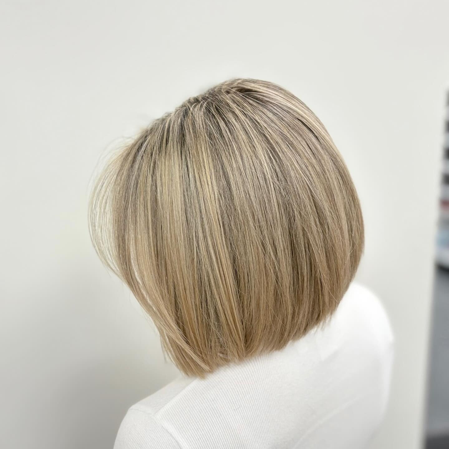 8. Klassiker gerade blonde Bob (kurze blonde Frisuren)